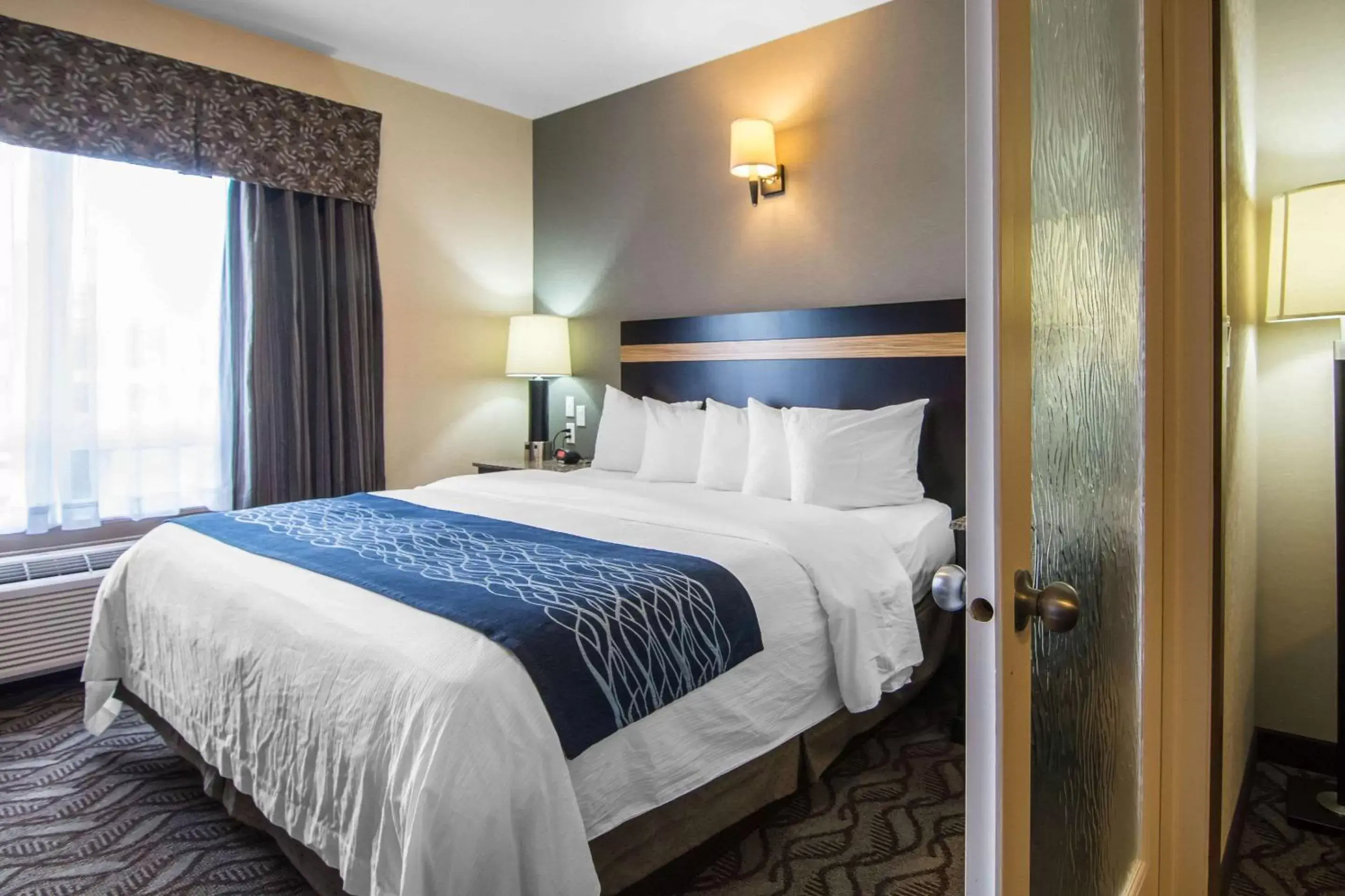 Photo of the whole room, Bed in Comfort Inn & Suites Fort Saskatchewan