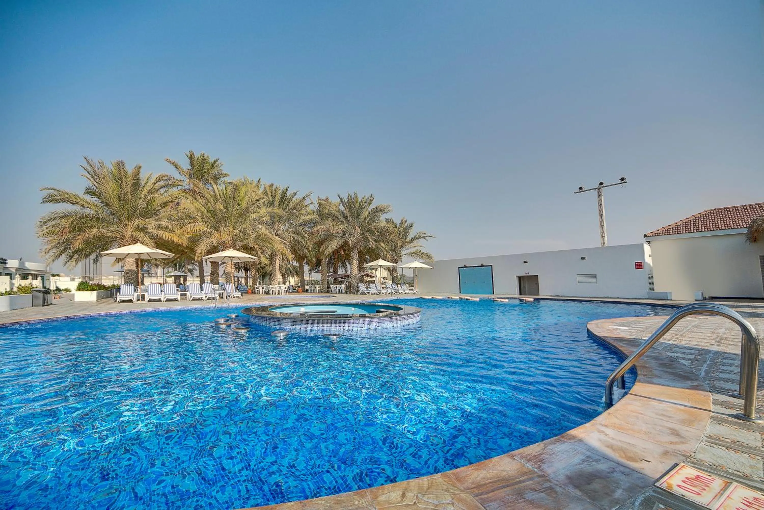 Swimming pool in Royal Residence Hotel Apartments