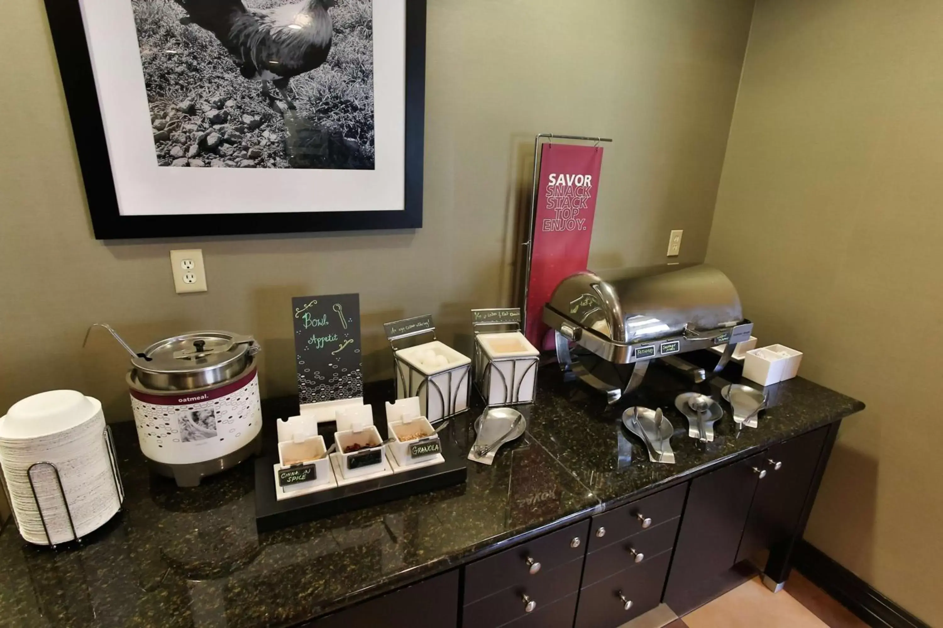 Dining area in Hampton Inn & Suites Middlebury