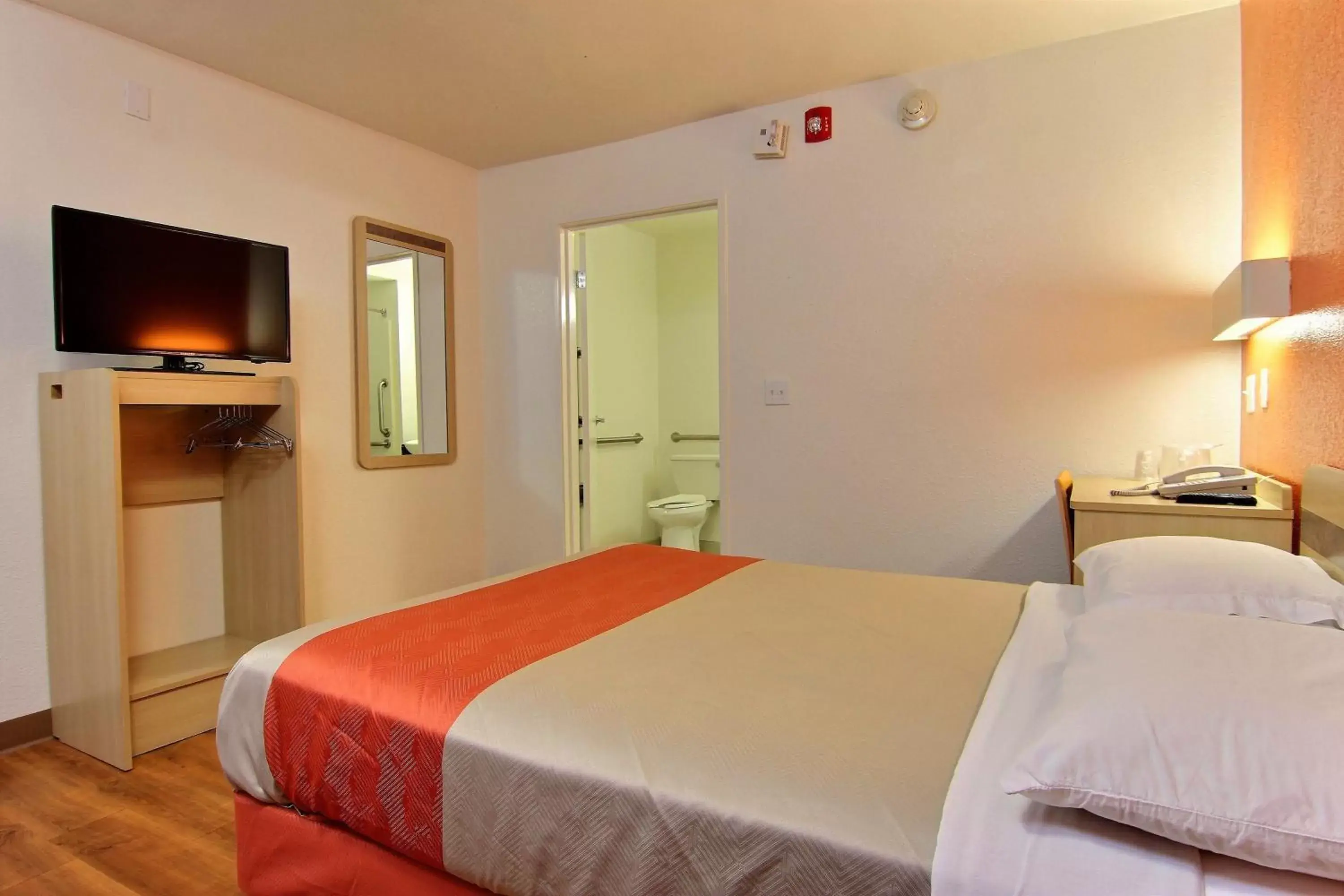 Bedroom, Bed in Motel 6-Corpus Christi, TX - Northwest