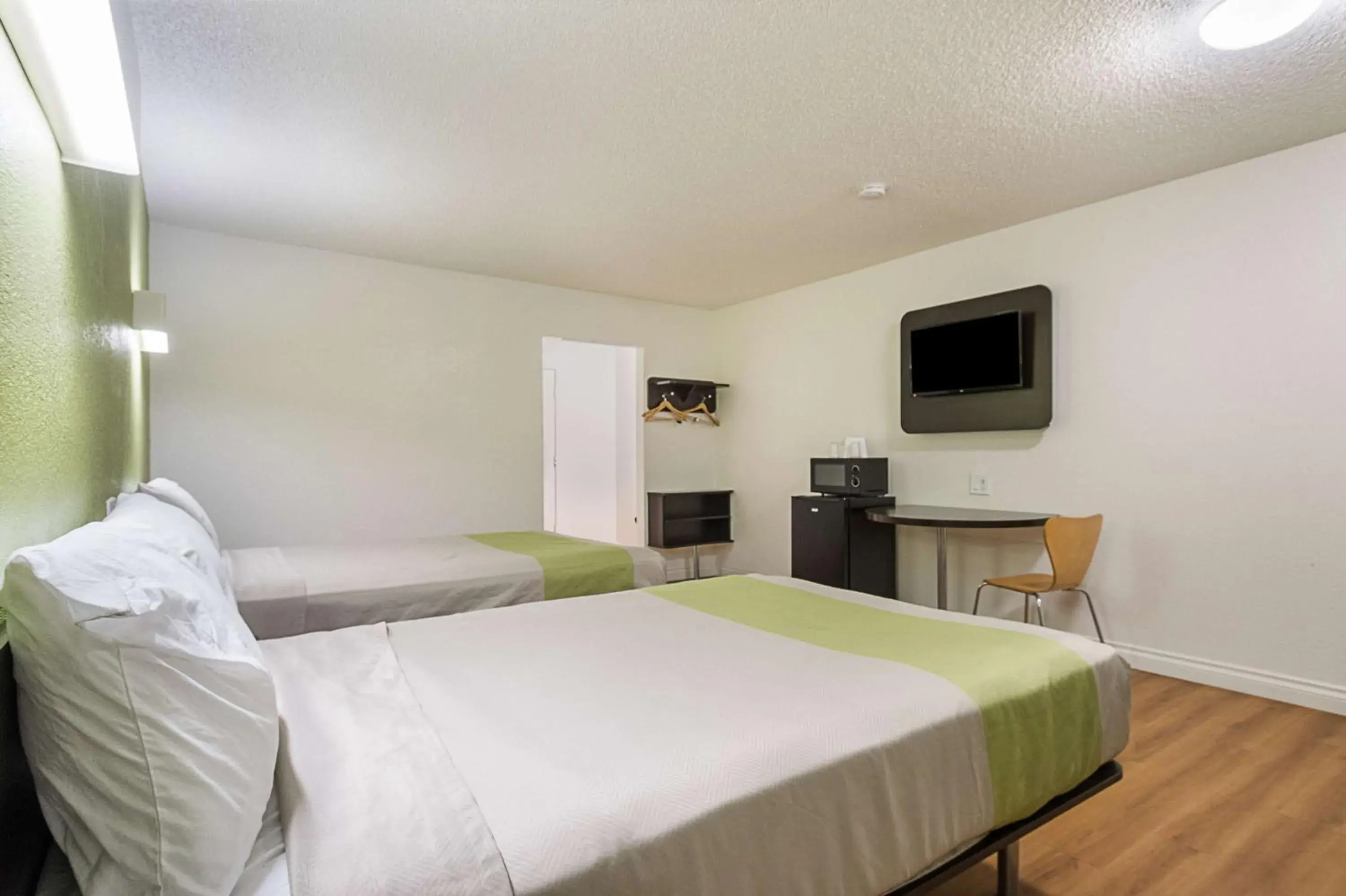 TV and multimedia, Bed in Motel 6-Santa Maria, CA - South