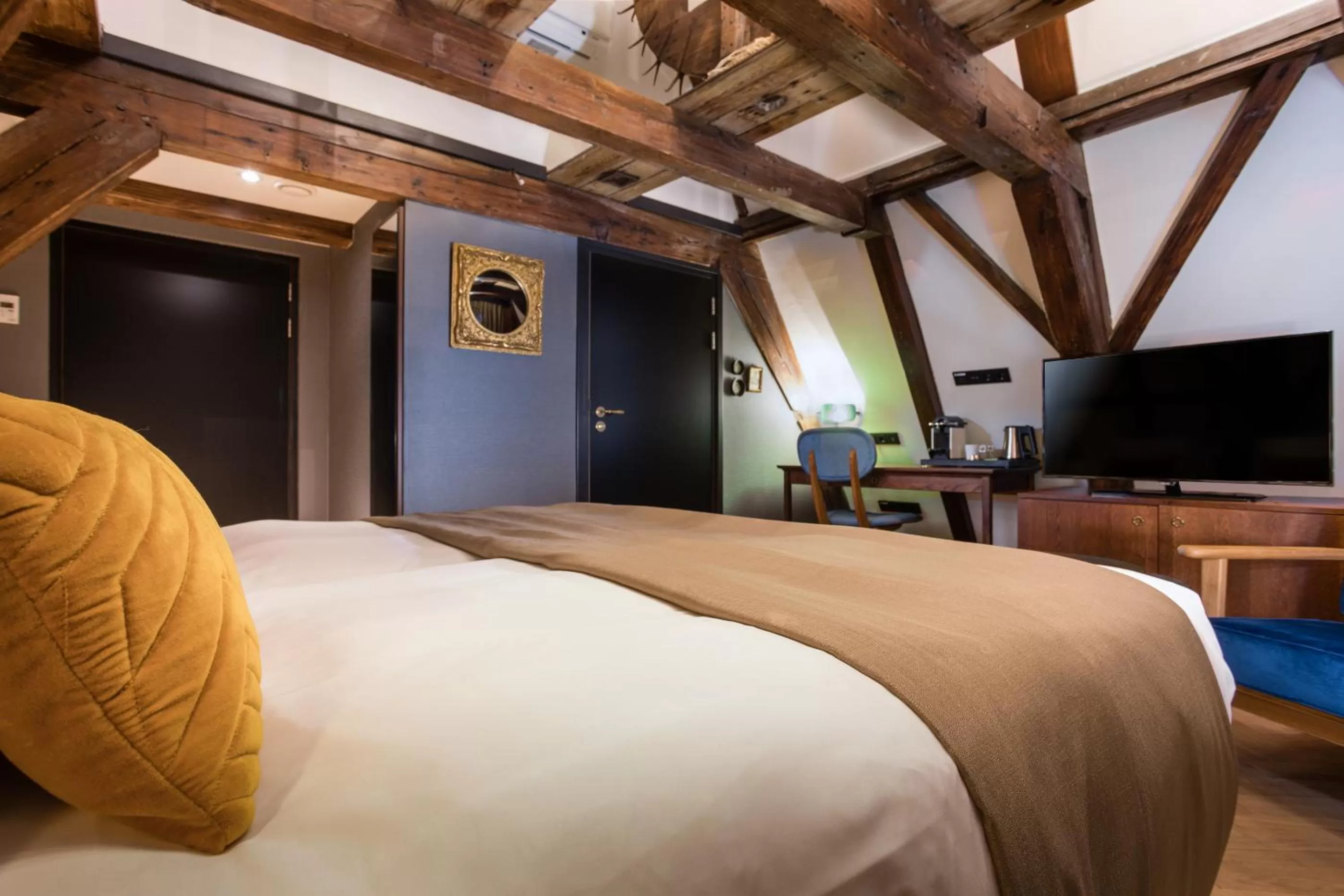 Photo of the whole room, Bed in The Hendrick's Hotel