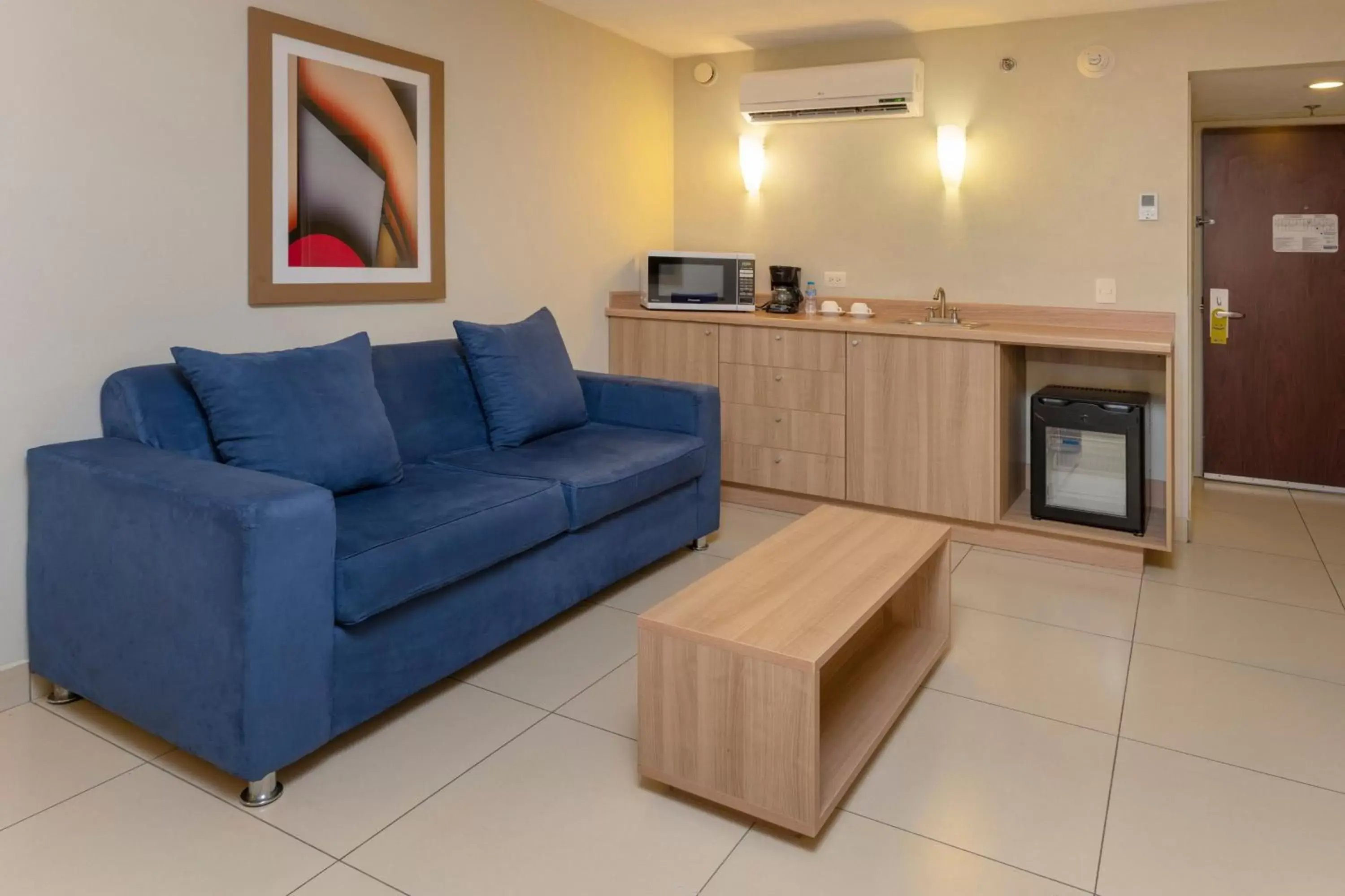 Photo of the whole room, Seating Area in City Express by Marriott San José Costa Rica