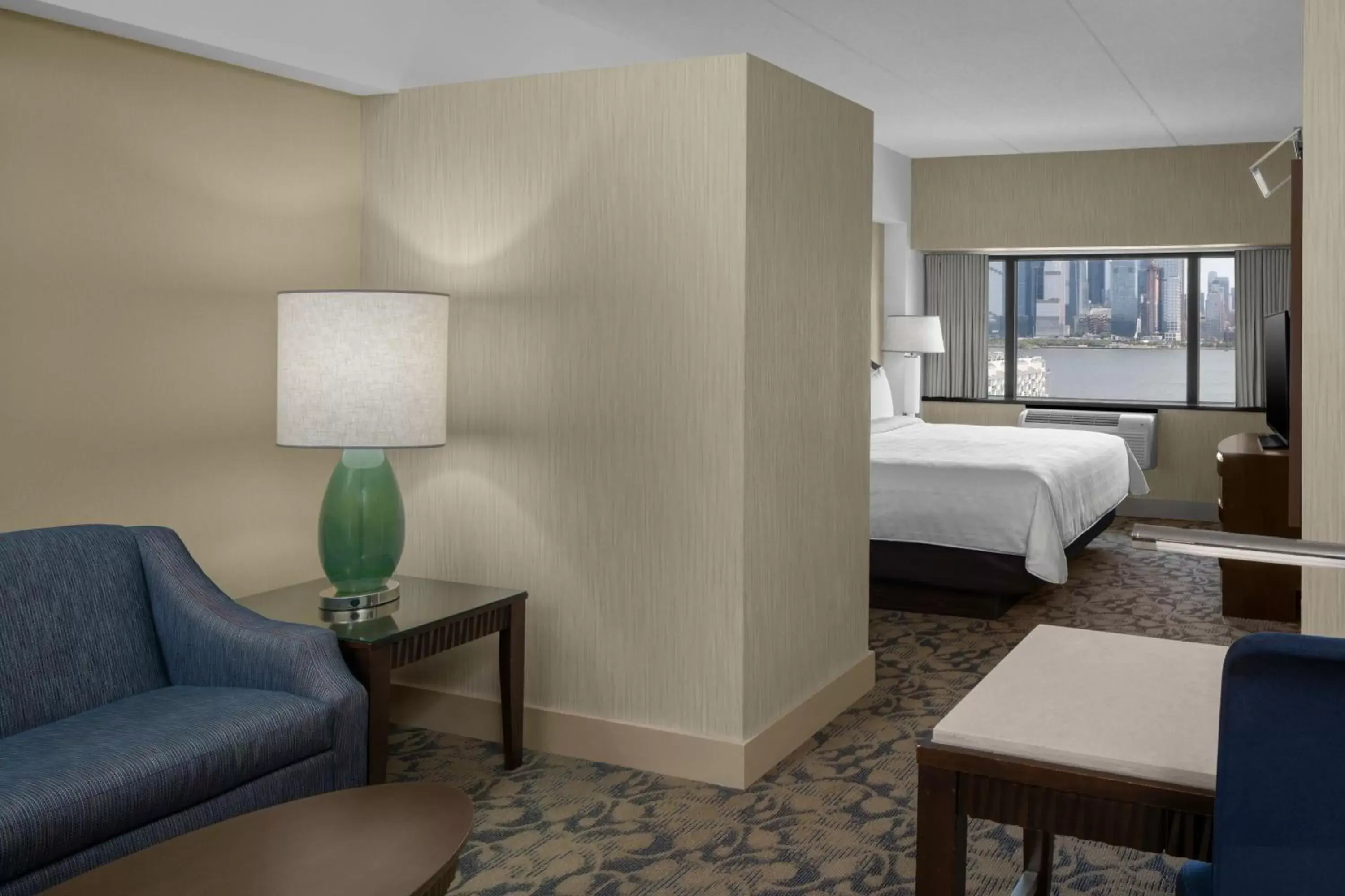 Deluxe King Room City View in Sheraton Lincoln Harbor Hotel Deluxe King Room City View in Sheraton Lincoln Harbor Hotel