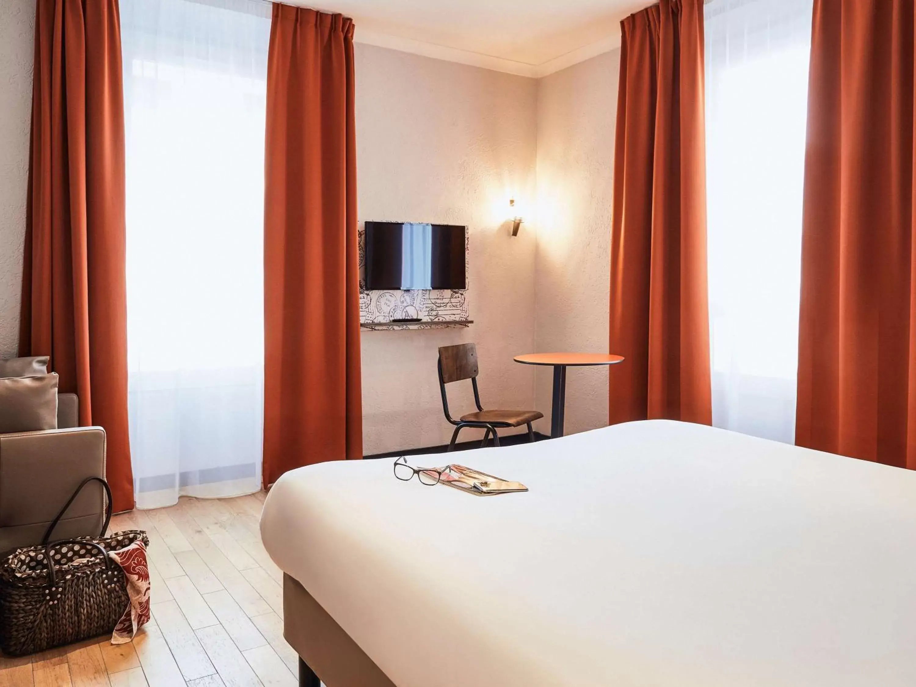 Photo of the whole room, Bed in Ibis Styles Hyères Rooftop & Spa