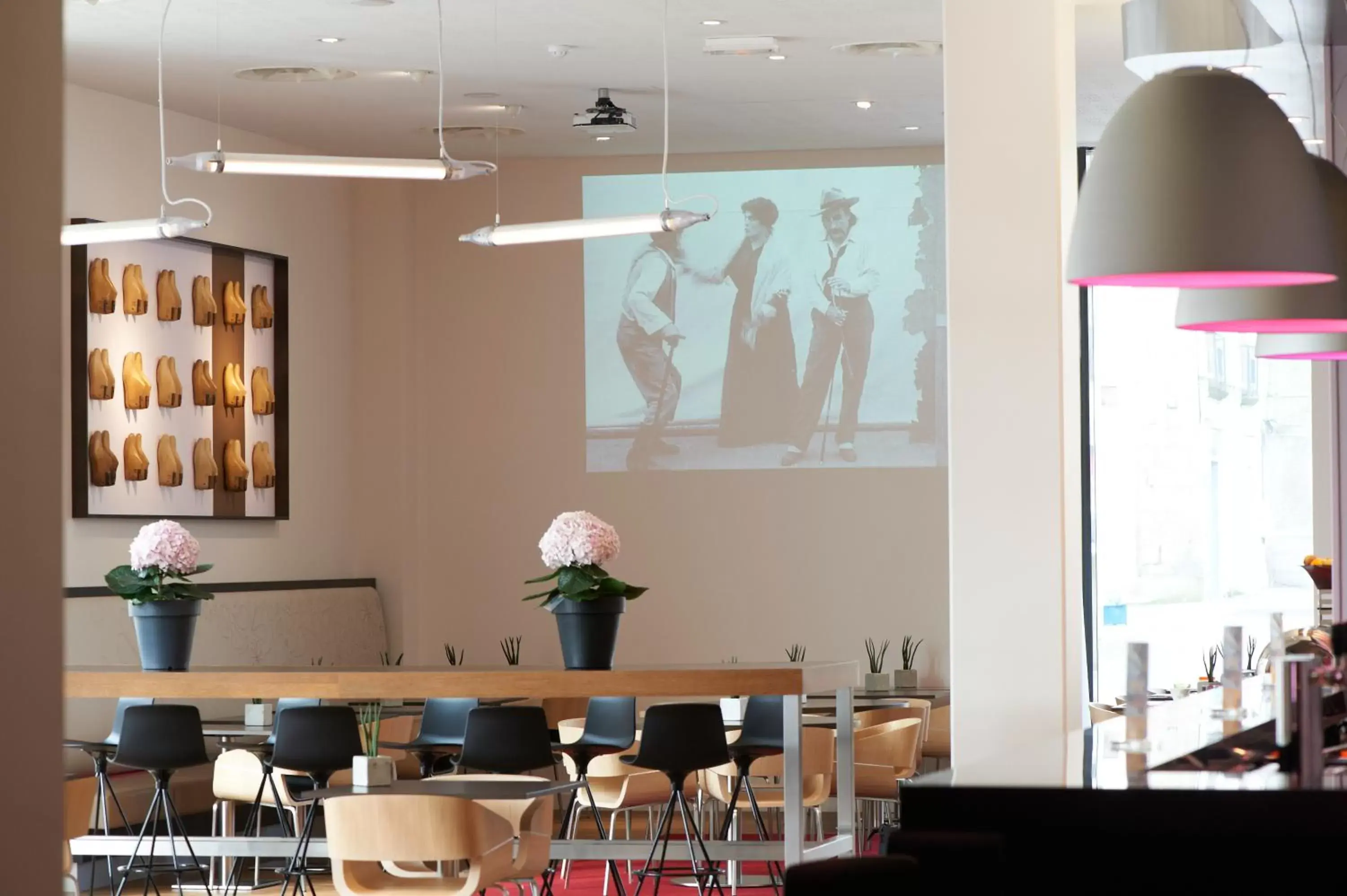 TV and multimedia, Restaurant/Places to Eat in Mercure Cholet Centre