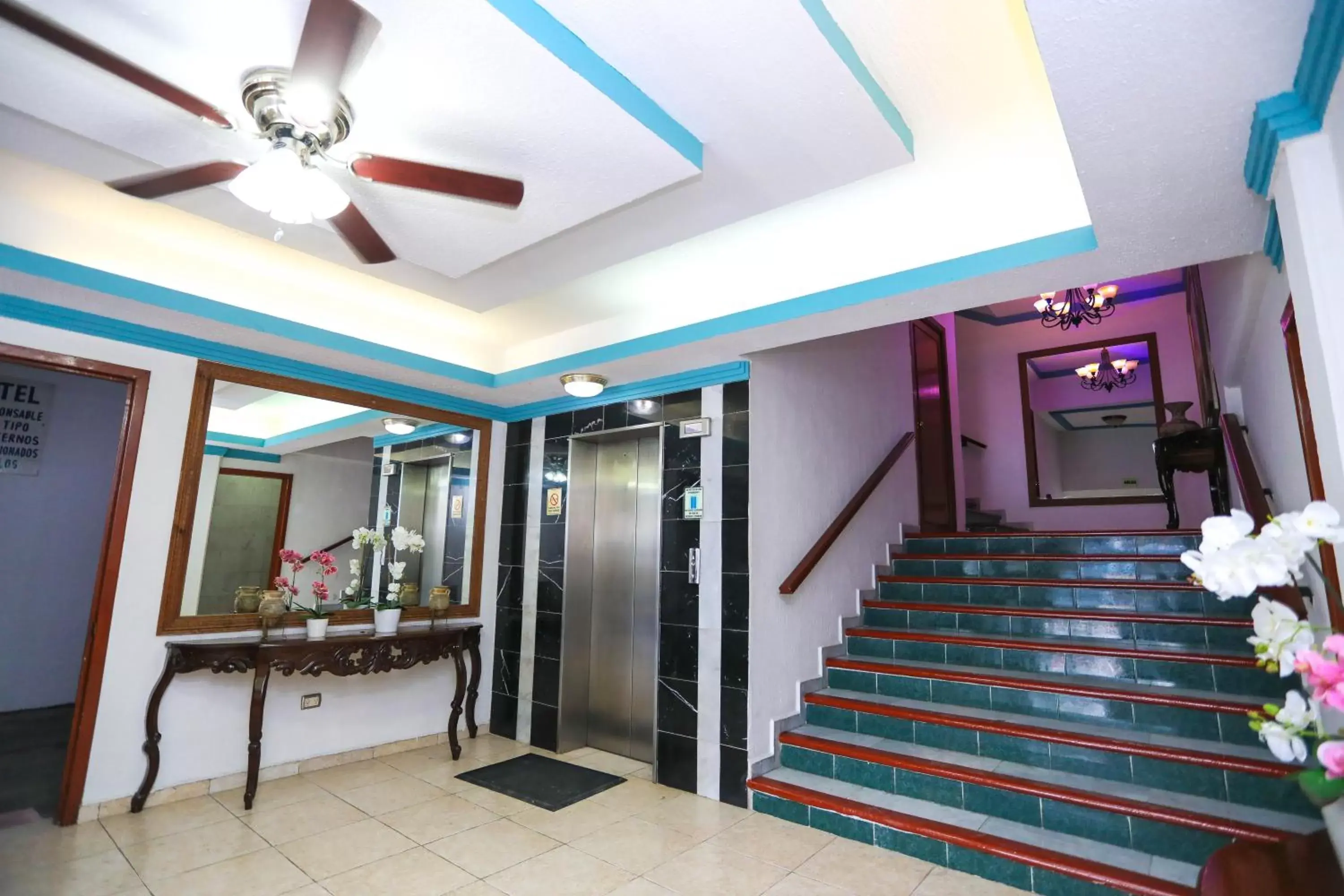 Living room, Lobby/Reception in Hotel Avenida Cancun