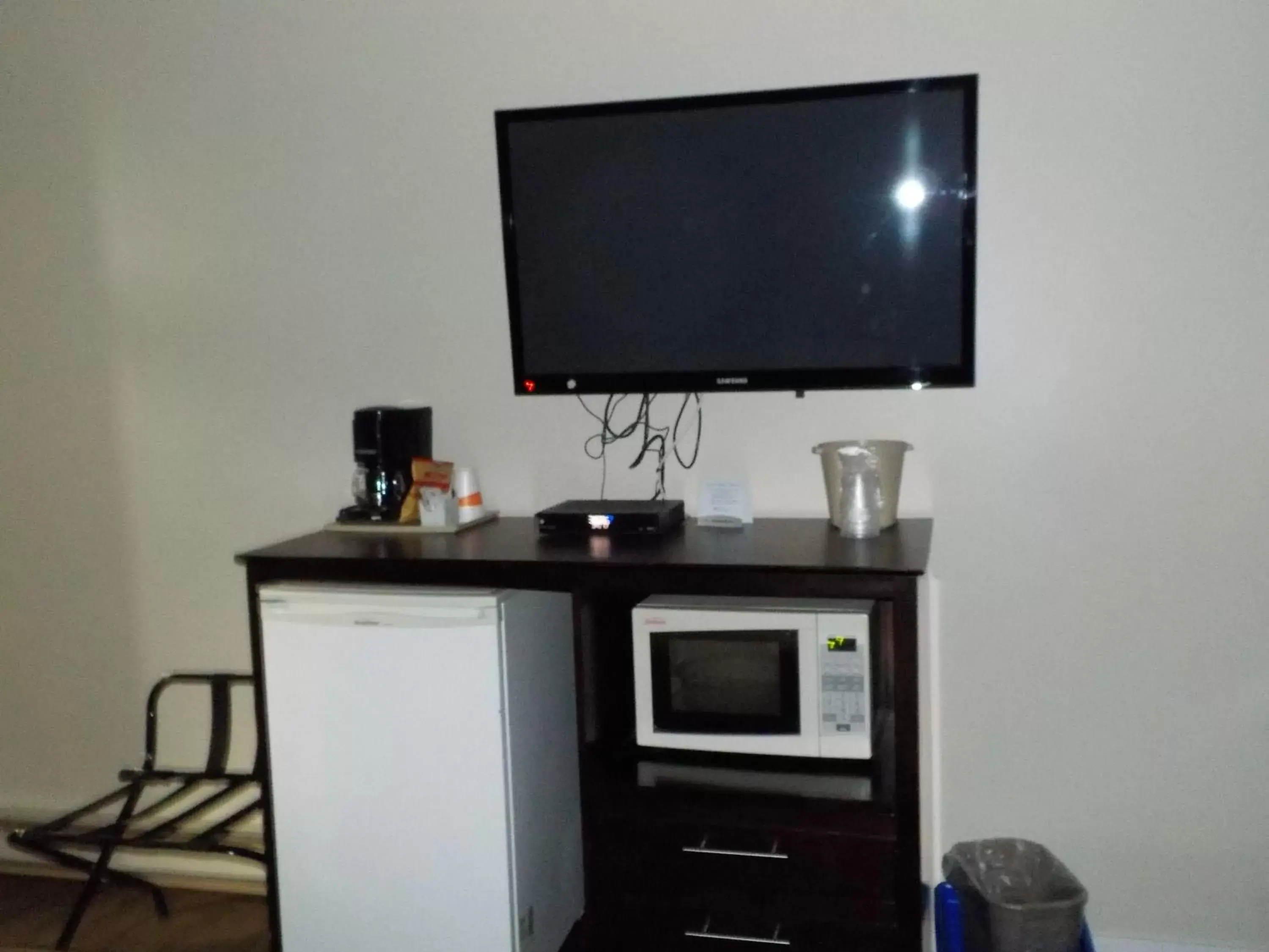 TV/Entertainment Center in Econolodge Vernon