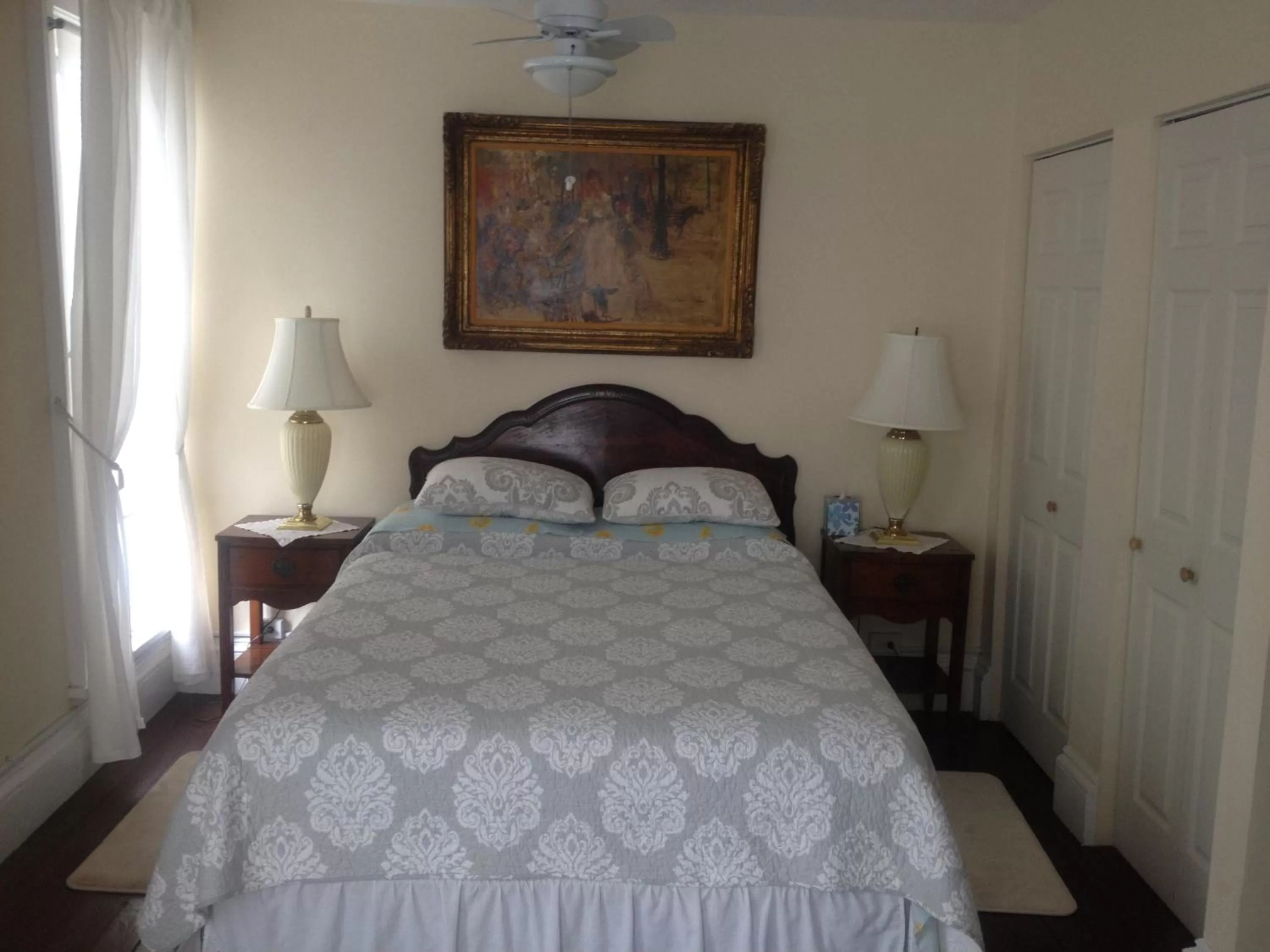 Bed in Victorian Bed & Breakfast of Staten Island