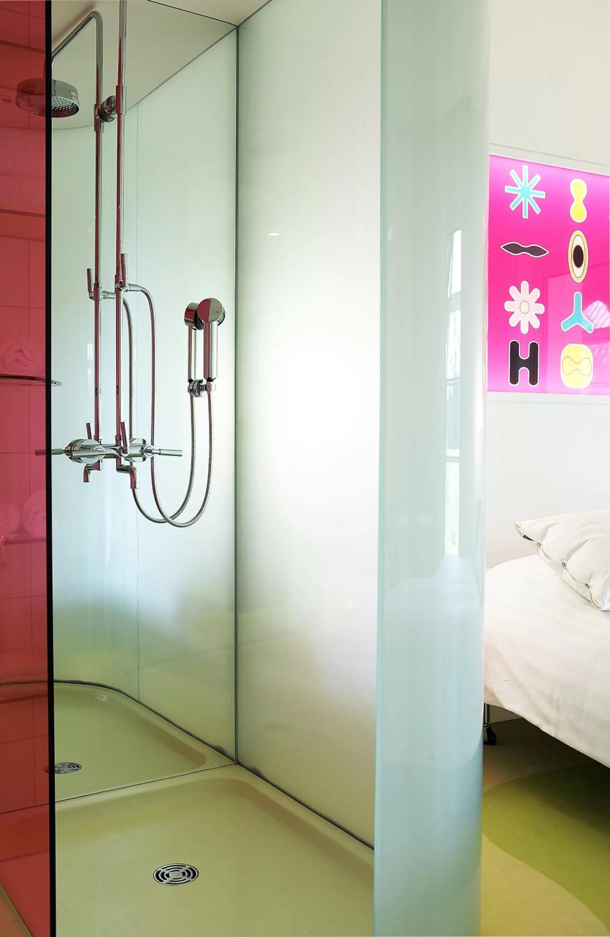 Shower, Bed in Semiramis