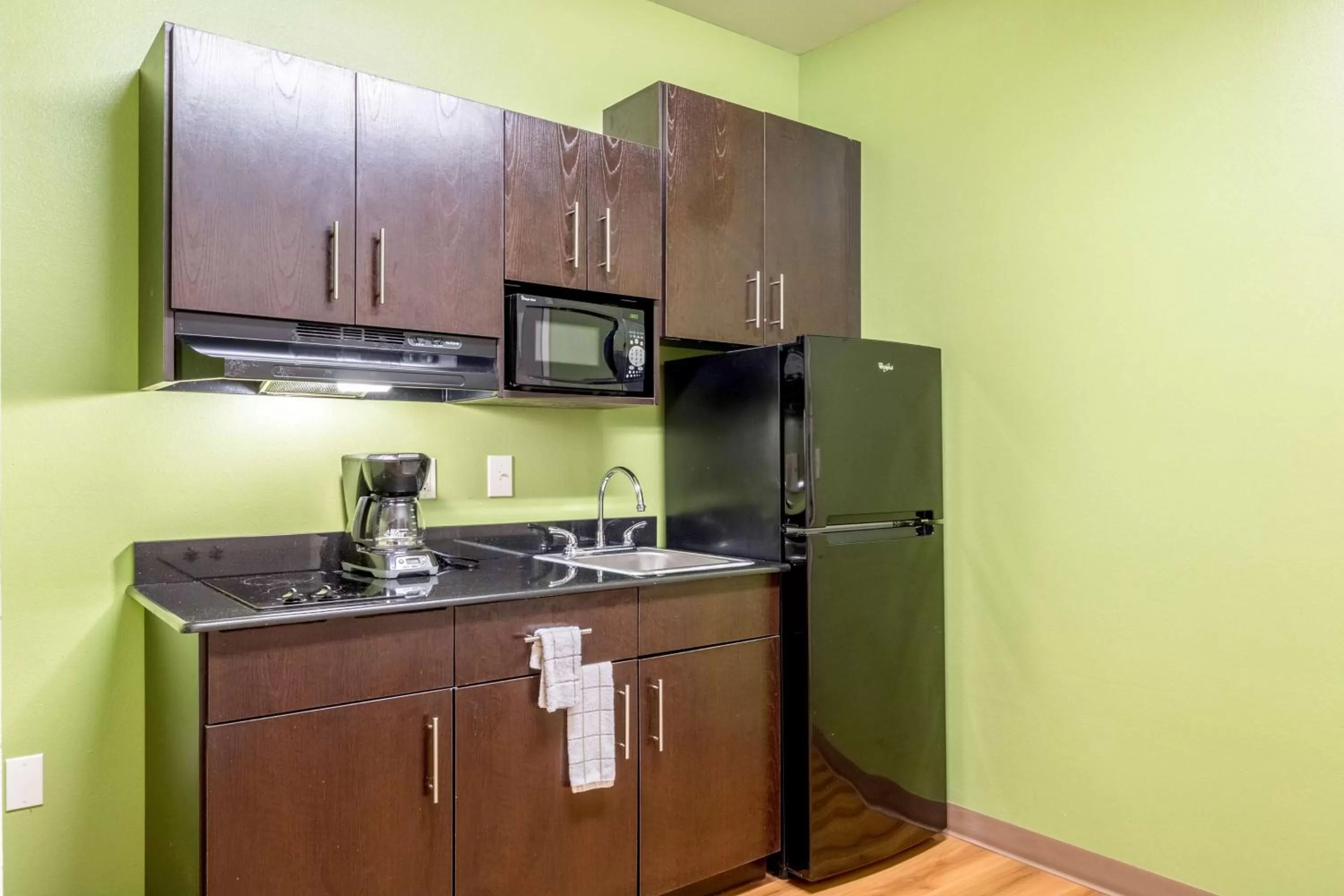 Kitchen or kitchenette in Super 8 by Wyndham Kenedy