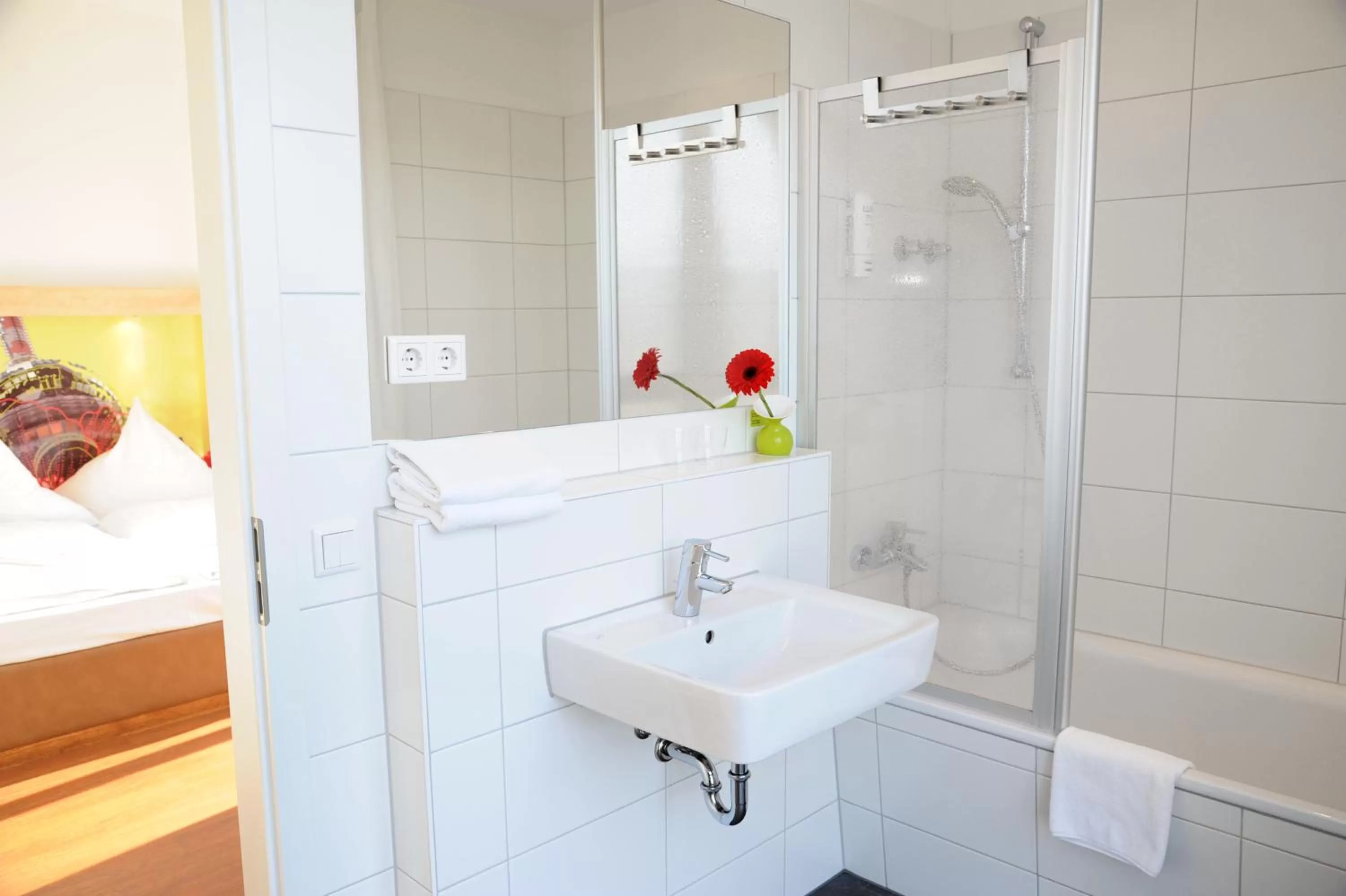 Shower in H+ Hotel 4Youth