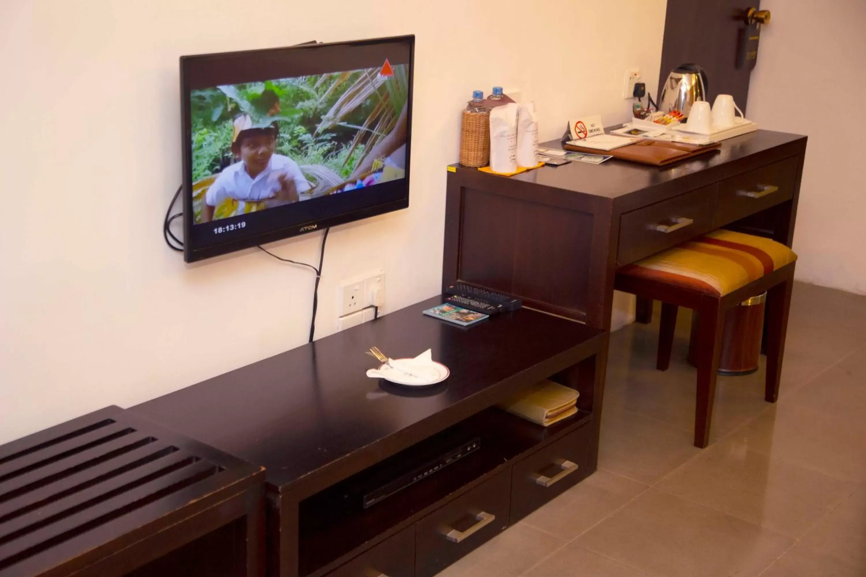 Photo of the whole room, TV/Entertainment Center in Kandy The Tourmaline