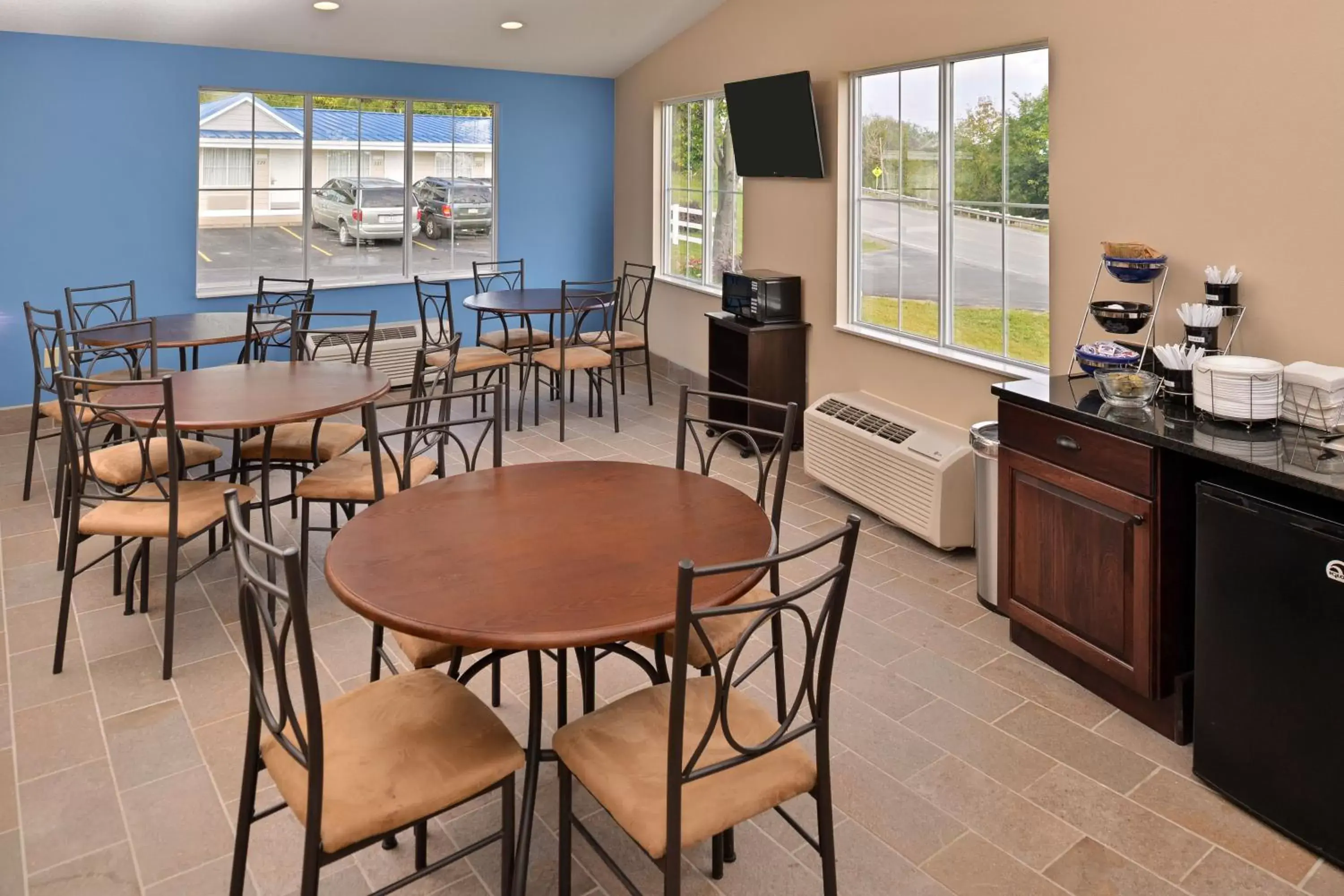 Coffee/tea facilities, Restaurant/Places to Eat in Americas Best Value Inn-Saint Clairsville/Wheeling