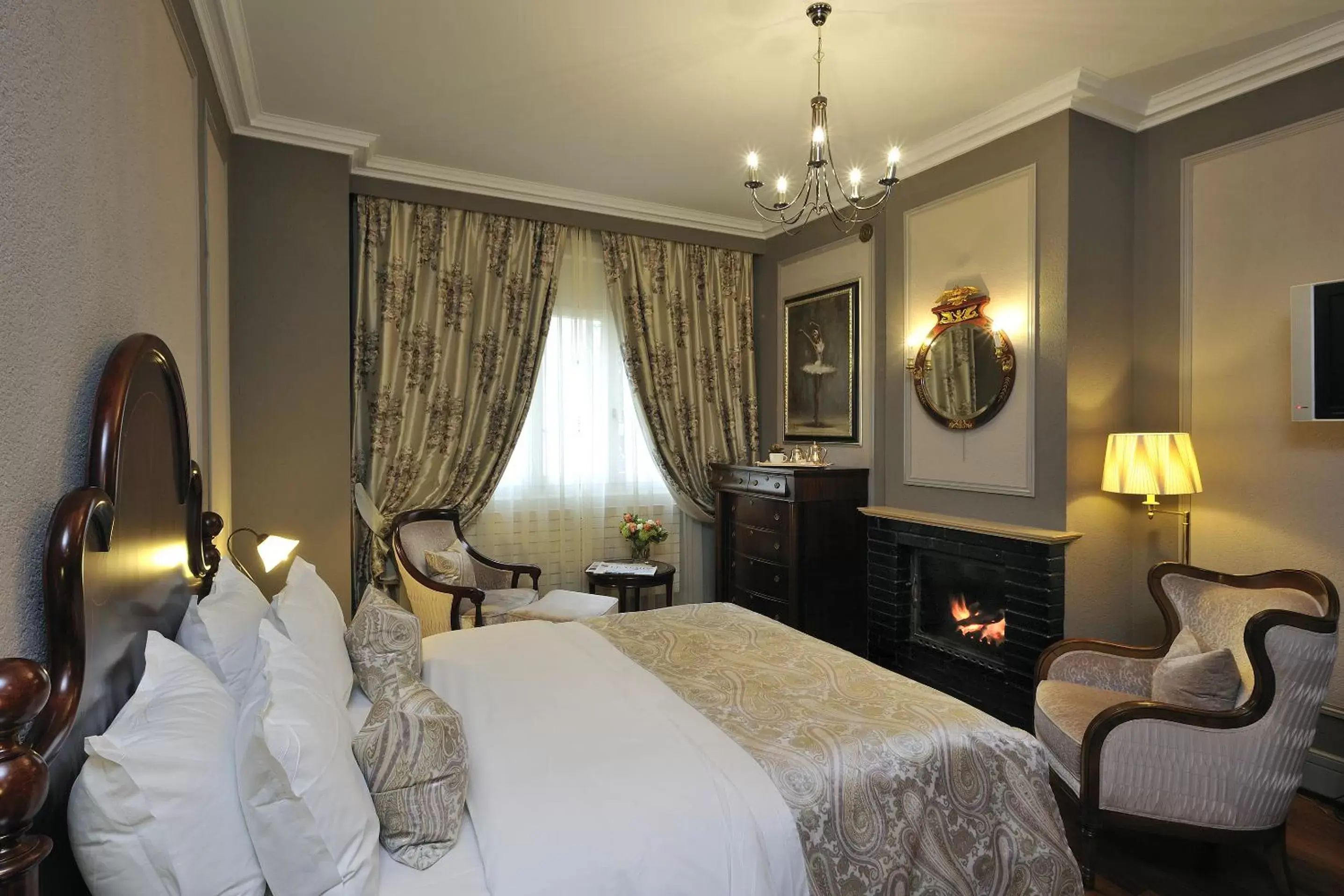 Bedroom, Bed in Hôtel de la Cigogne