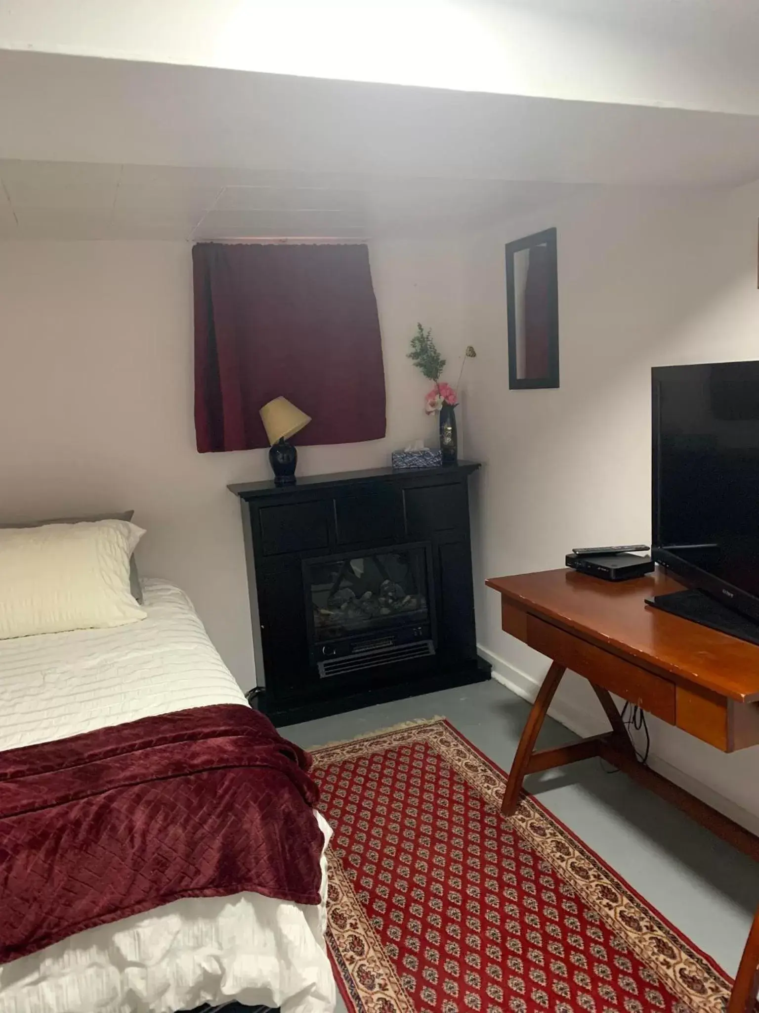 Bed, TV/Entertainment Center in Quaint & Cozy Accommodation