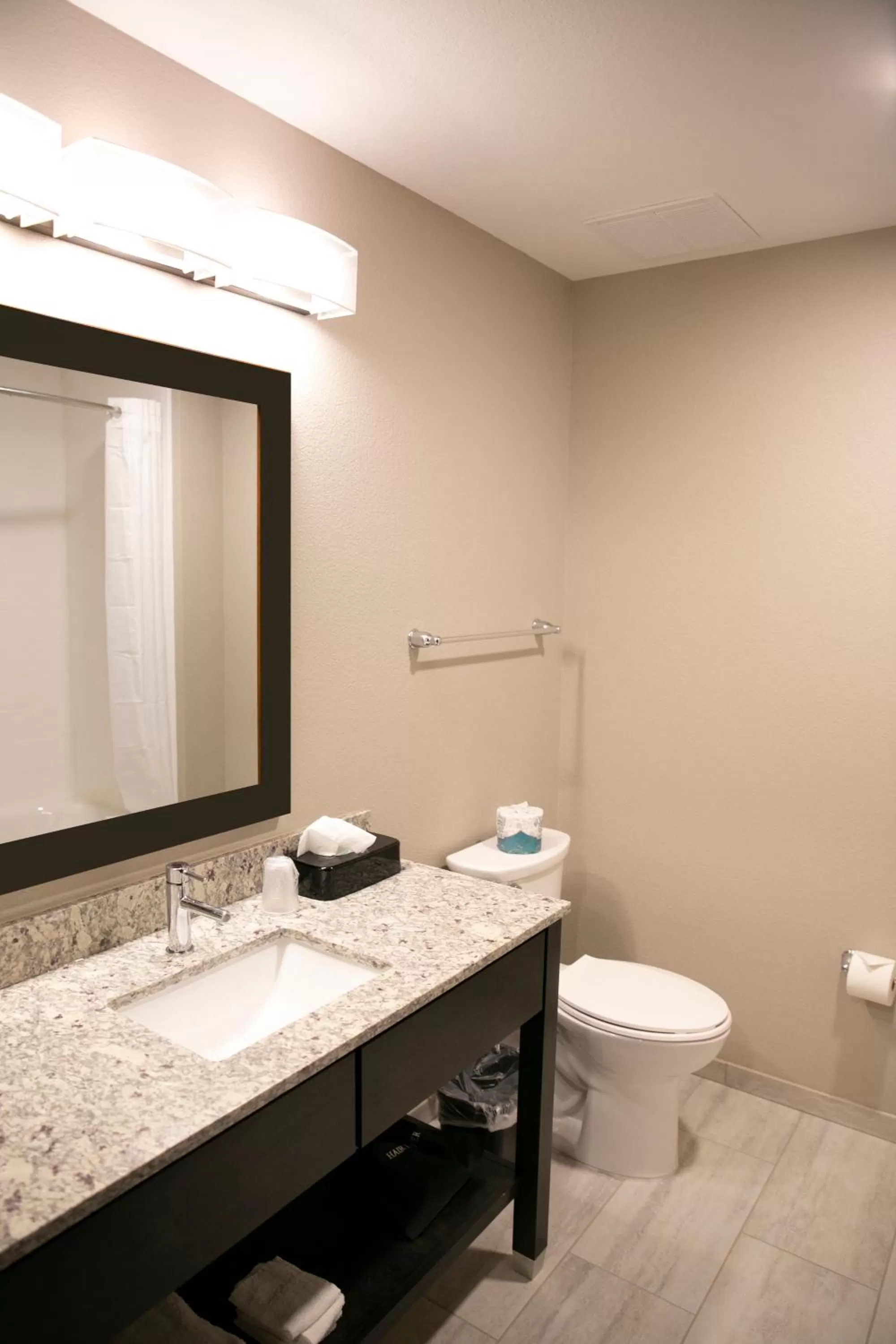 Bathroom in Berlin Encore Hotel & Suites