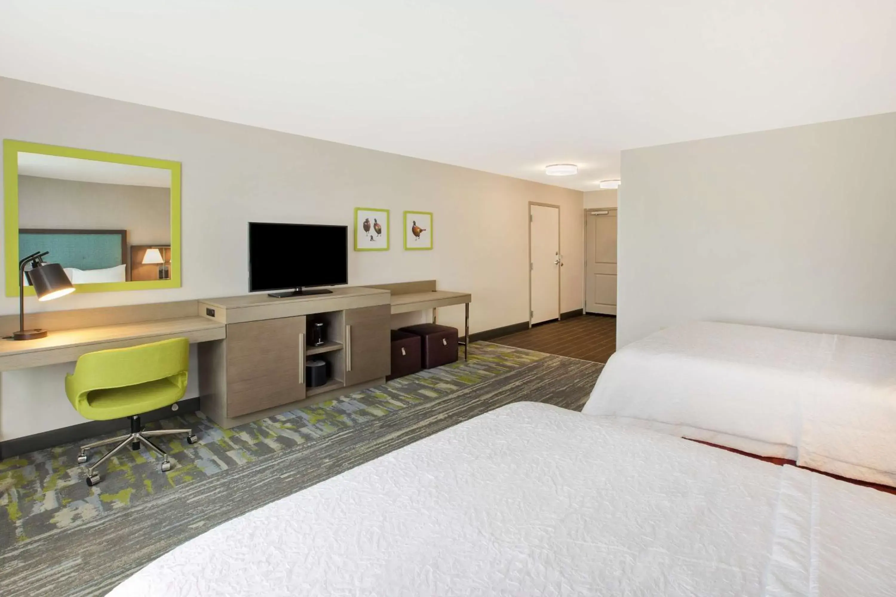 Bedroom, TV/Entertainment Center in Hampton Inn & Suites By Hilton, Southwest Sioux Falls