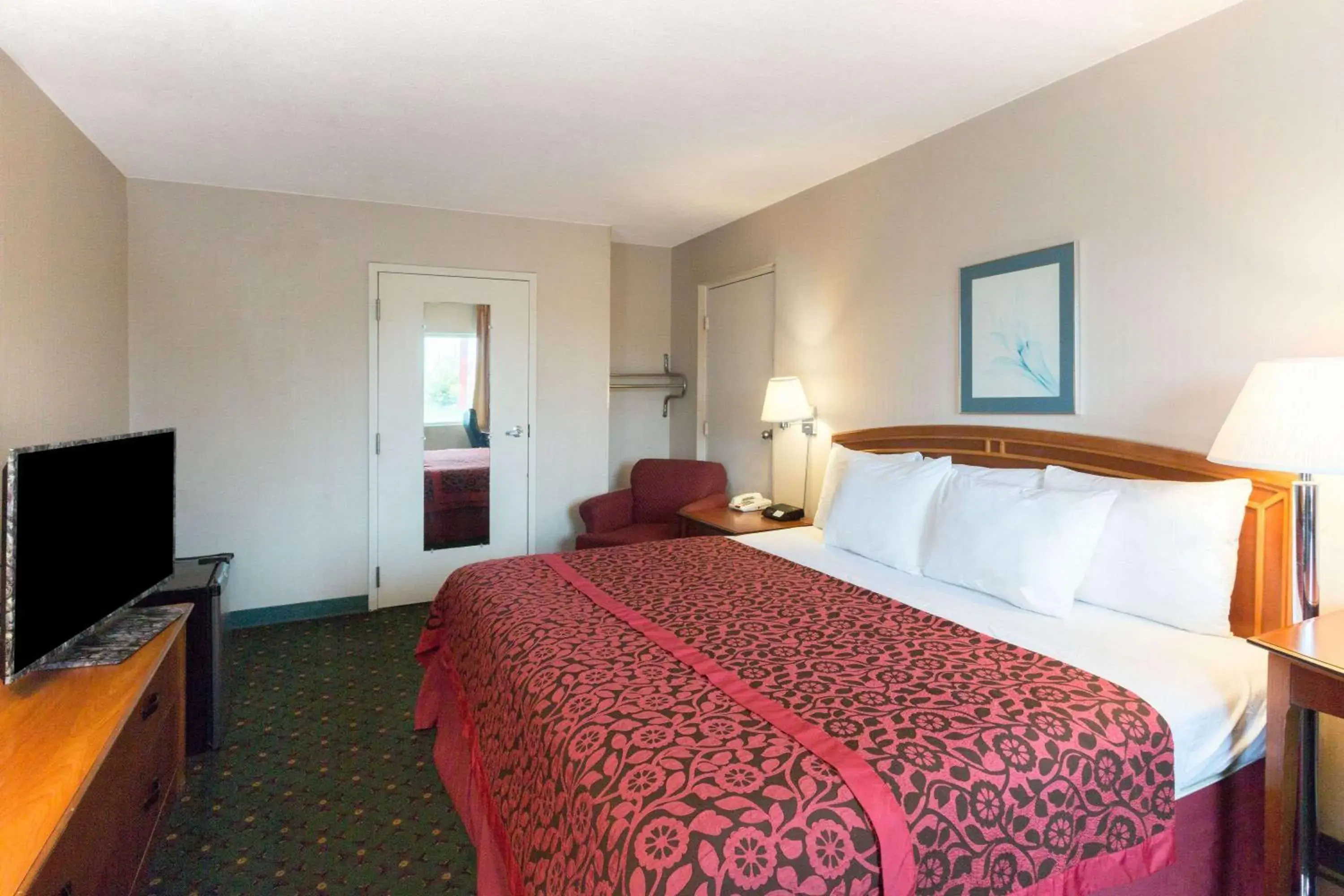 Photo of the whole room, Bed in Days Inn by Wyndham Richmond