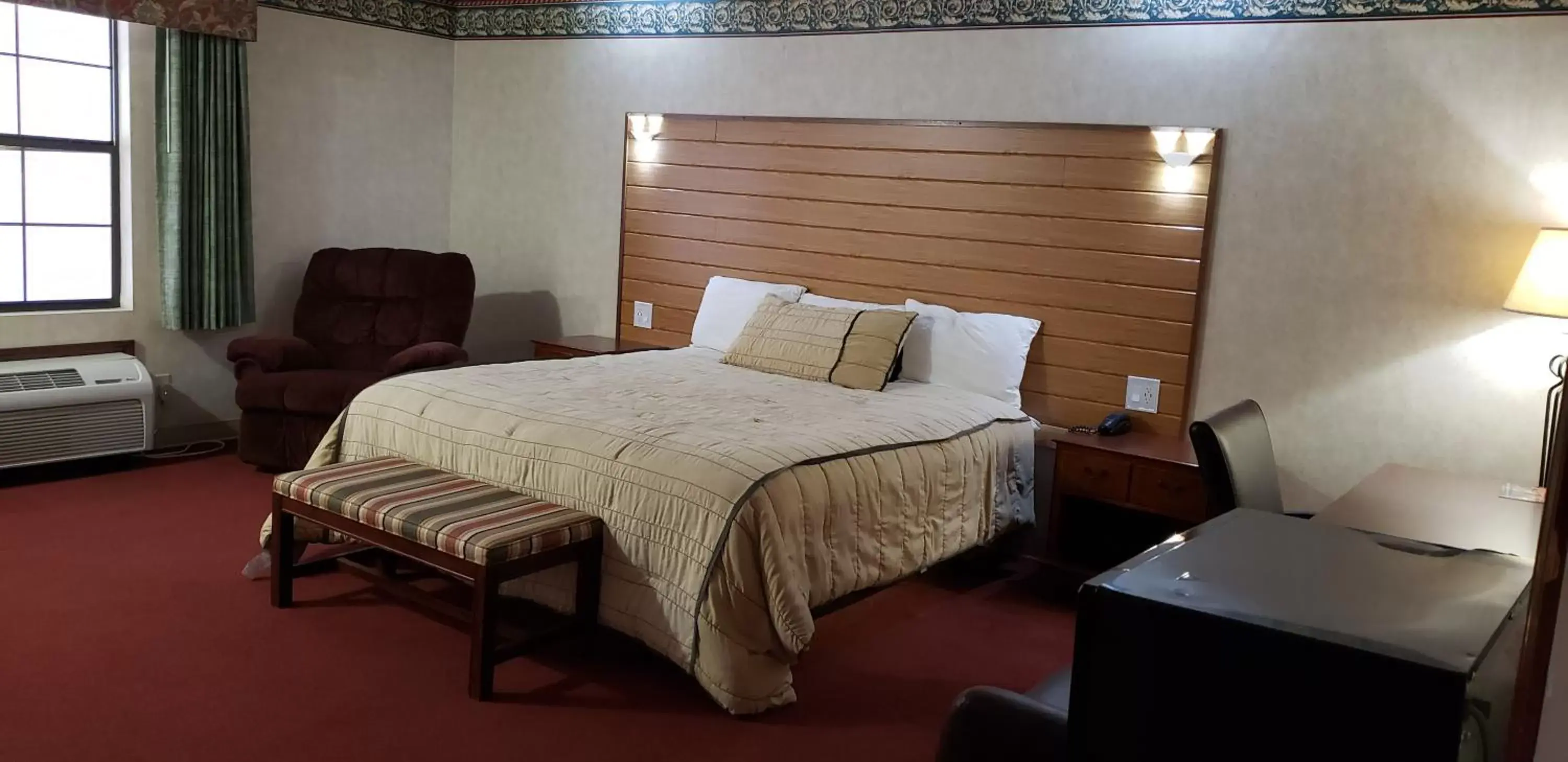 Bed in Swiss Village Inn