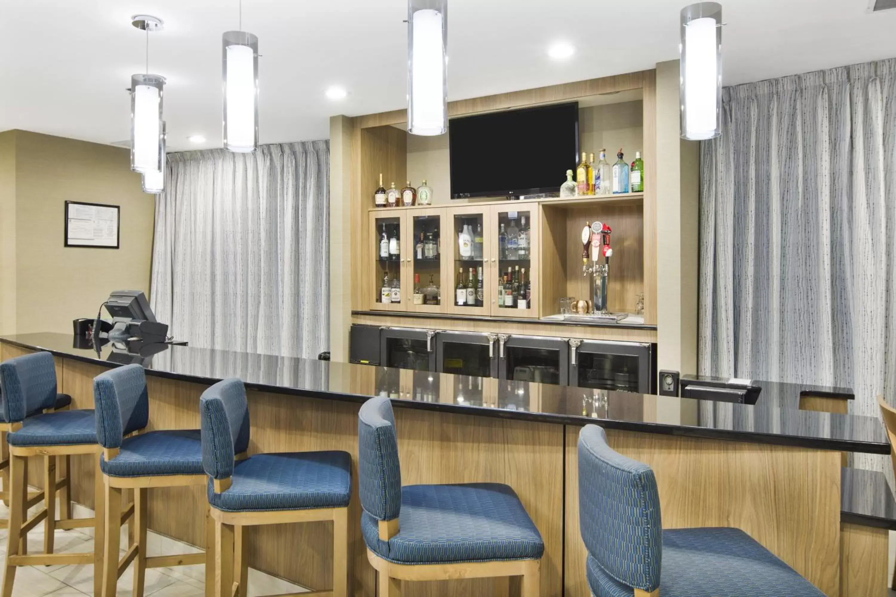 Lounge or bar in Holiday Inn Augusta West I-20 by IHG Lounge or bar in Holiday Inn Augusta West I-20 by IHG