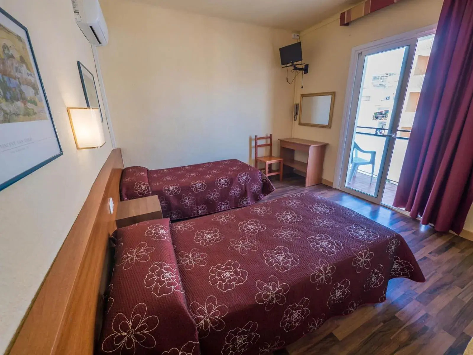 Photo of the whole room, Bed in Hotel Golden Sand