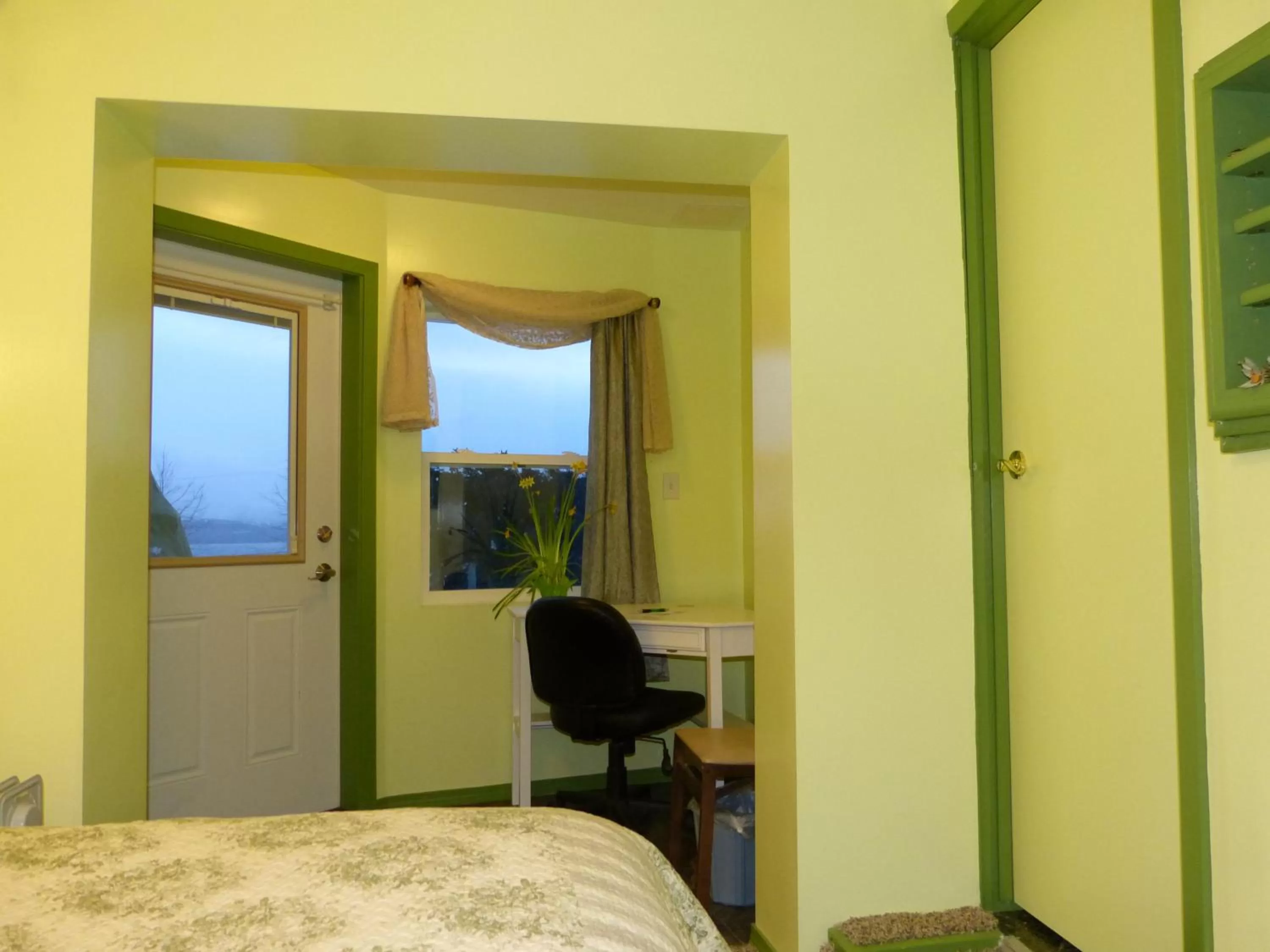 Seating area, Bed in Halcyon Heights B&B/Inn