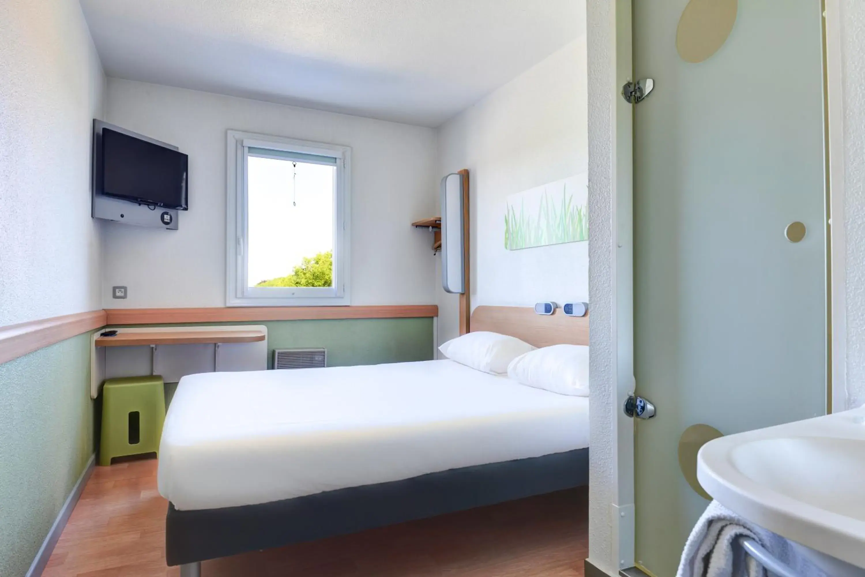 Bed in Ibis Budget Orly Chevilly Tram 7