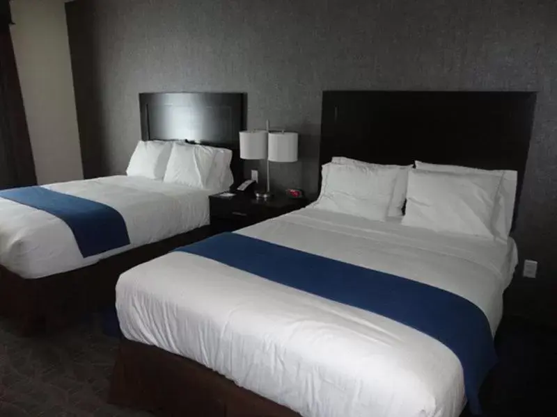 Bed in Holiday Inn Express & Suites - Kansas City KU Medical Center, an IHG Hotel