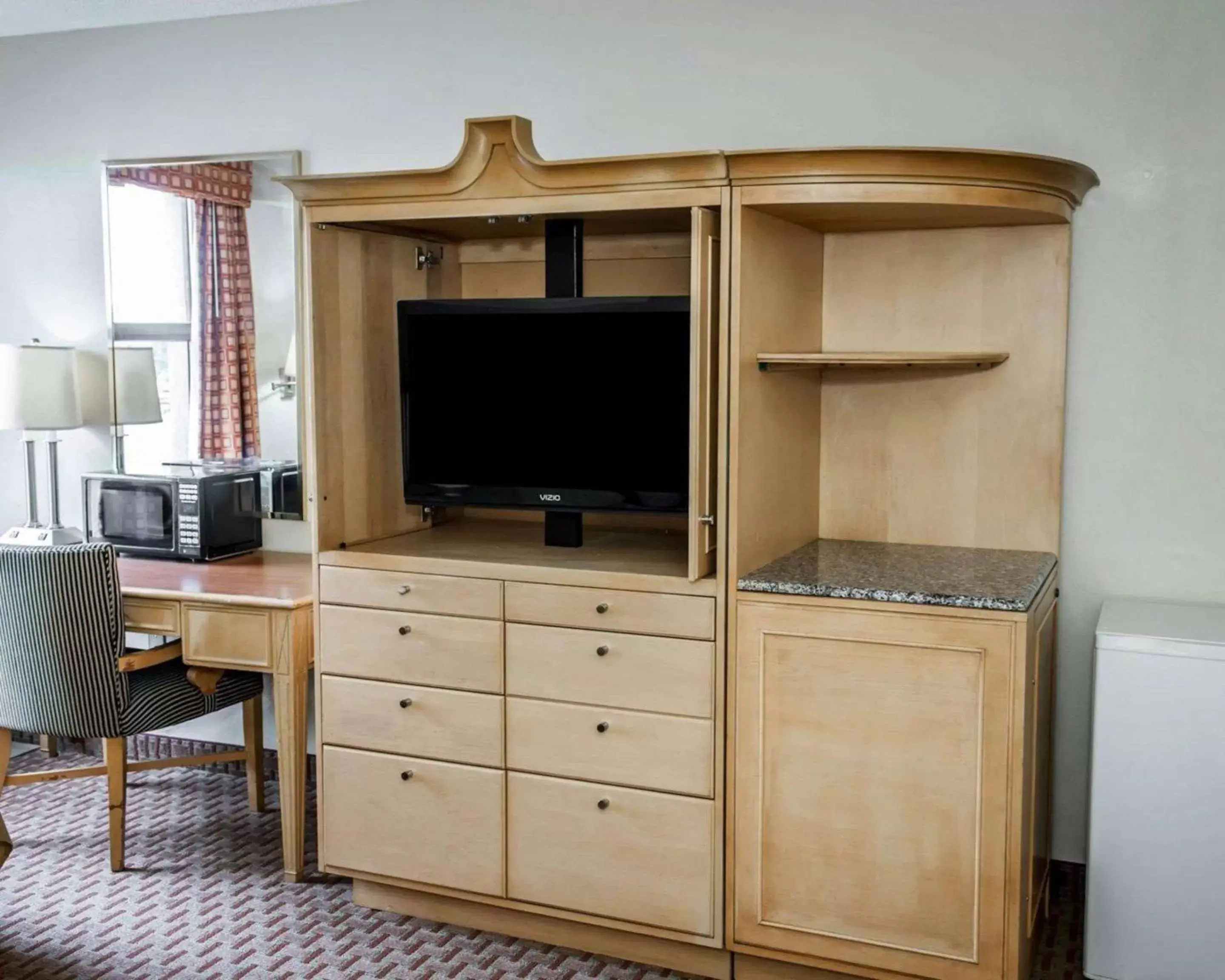 Bedroom, TV/Entertainment Center in Quality Inn & Suites Greenfield I-70