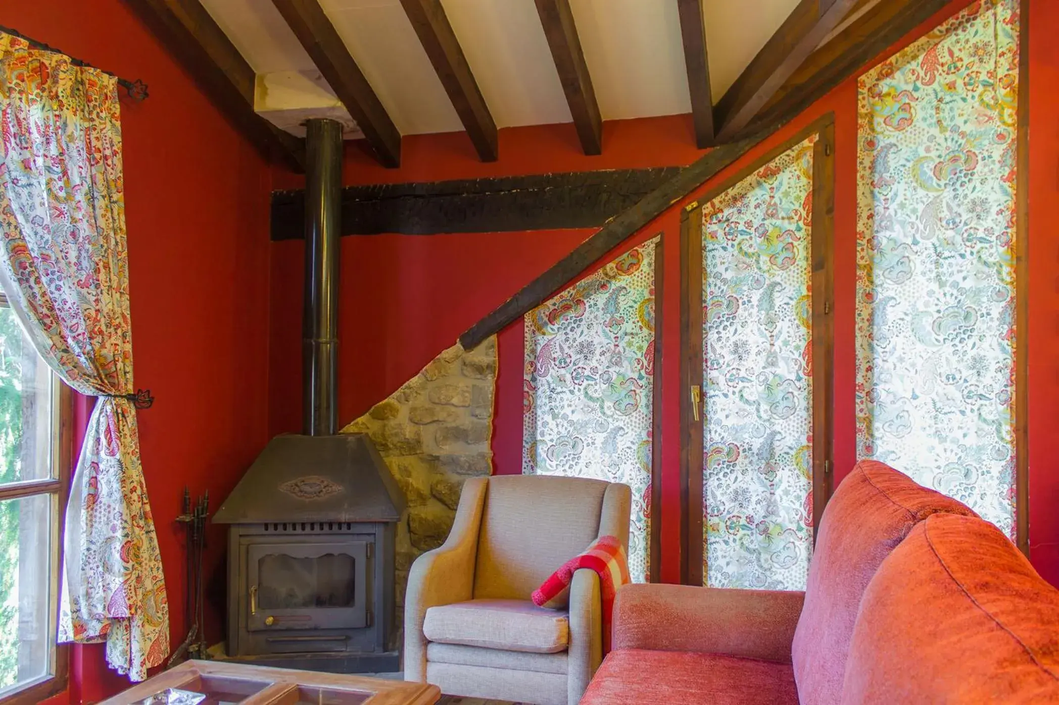 Living room, Seating Area in Viviendas Rurales El Covaju