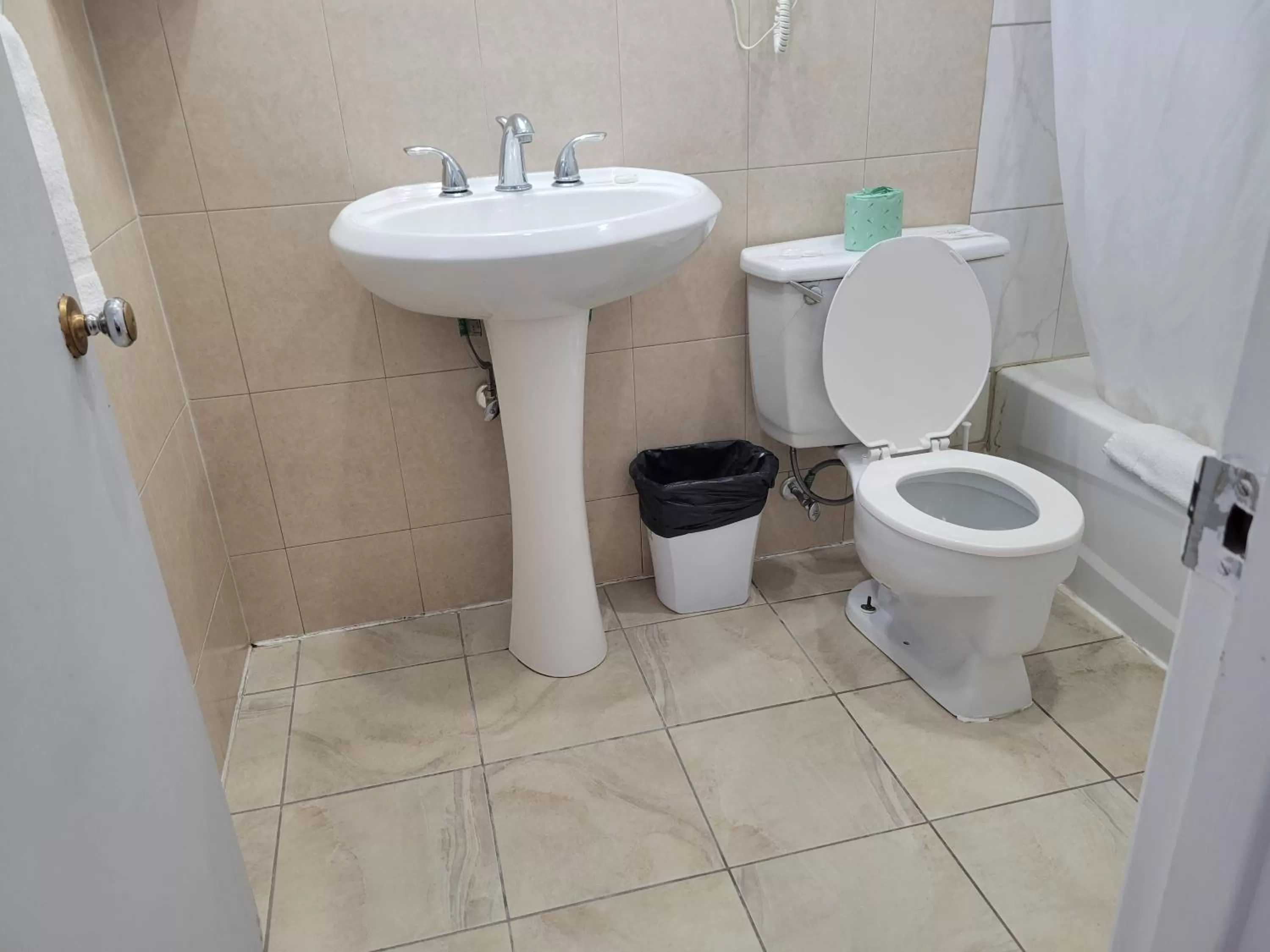 Bathroom in Knights Inn Cobourg