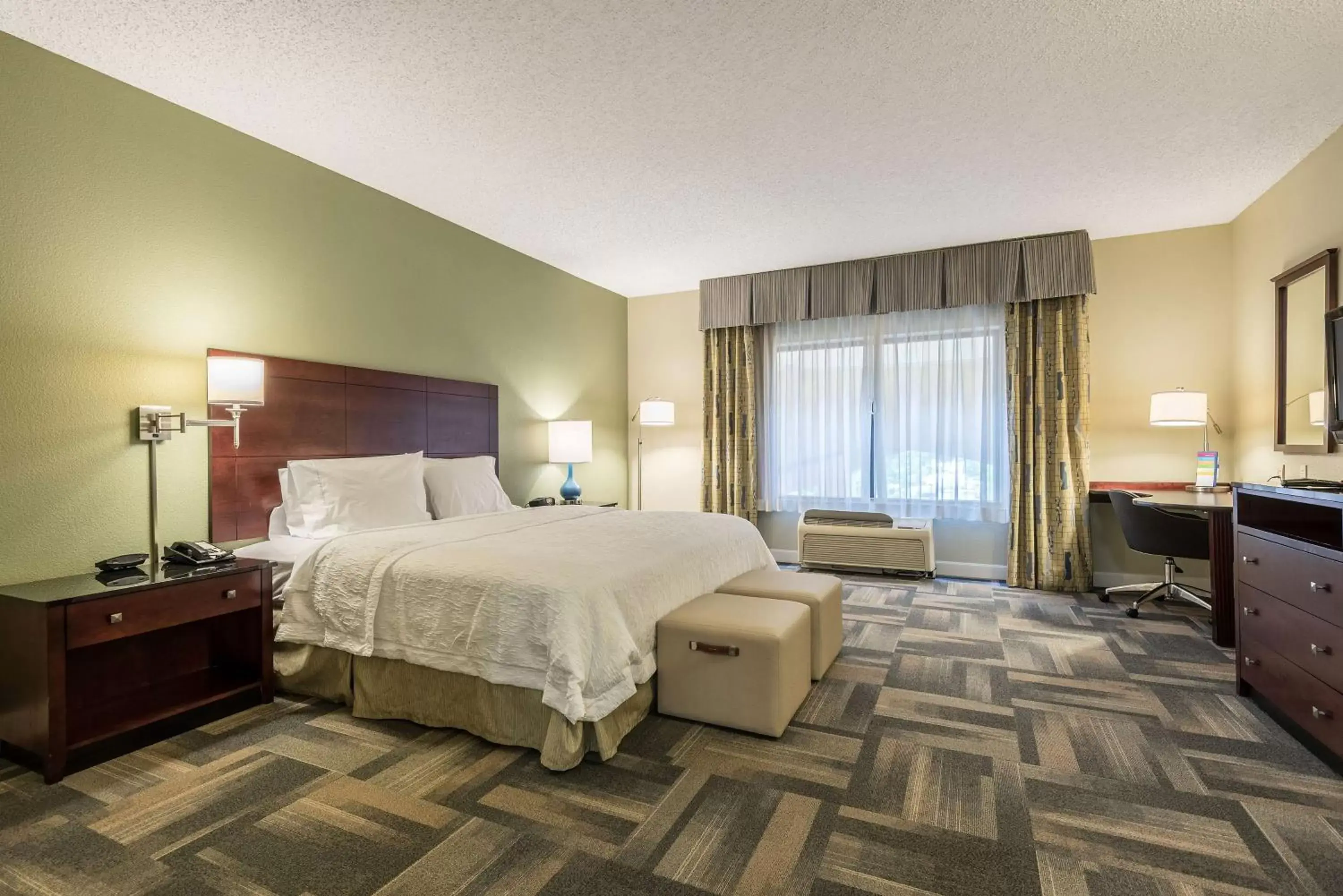 Bed in Hampton Inn & Suites Orlando-South Lake Buena Vista