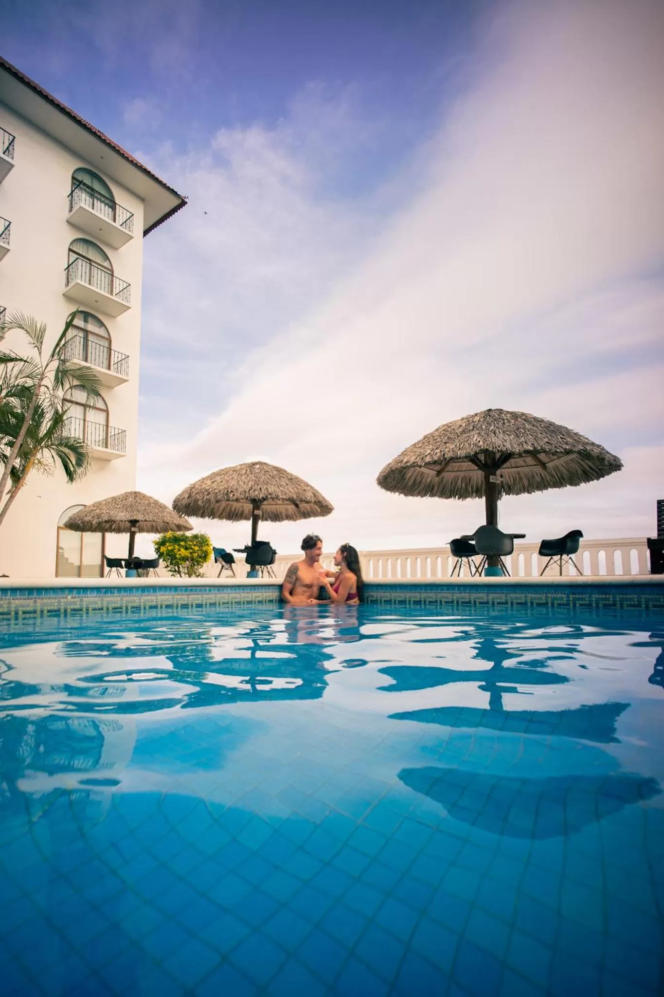 People in Hotel Caracol Plaza