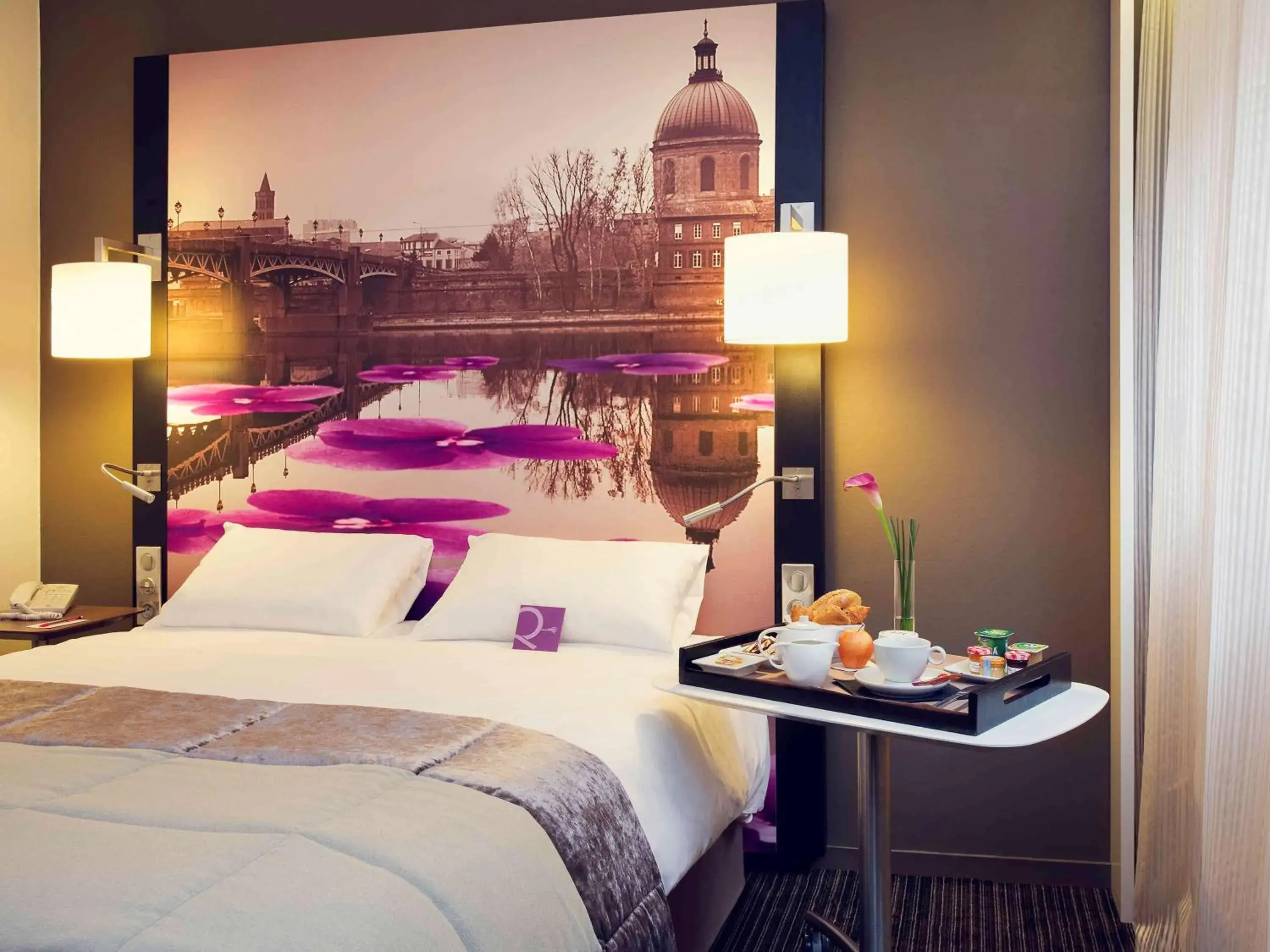 Photo of the whole room, Bed in Mercure Toulouse Centre Wilson Capitole