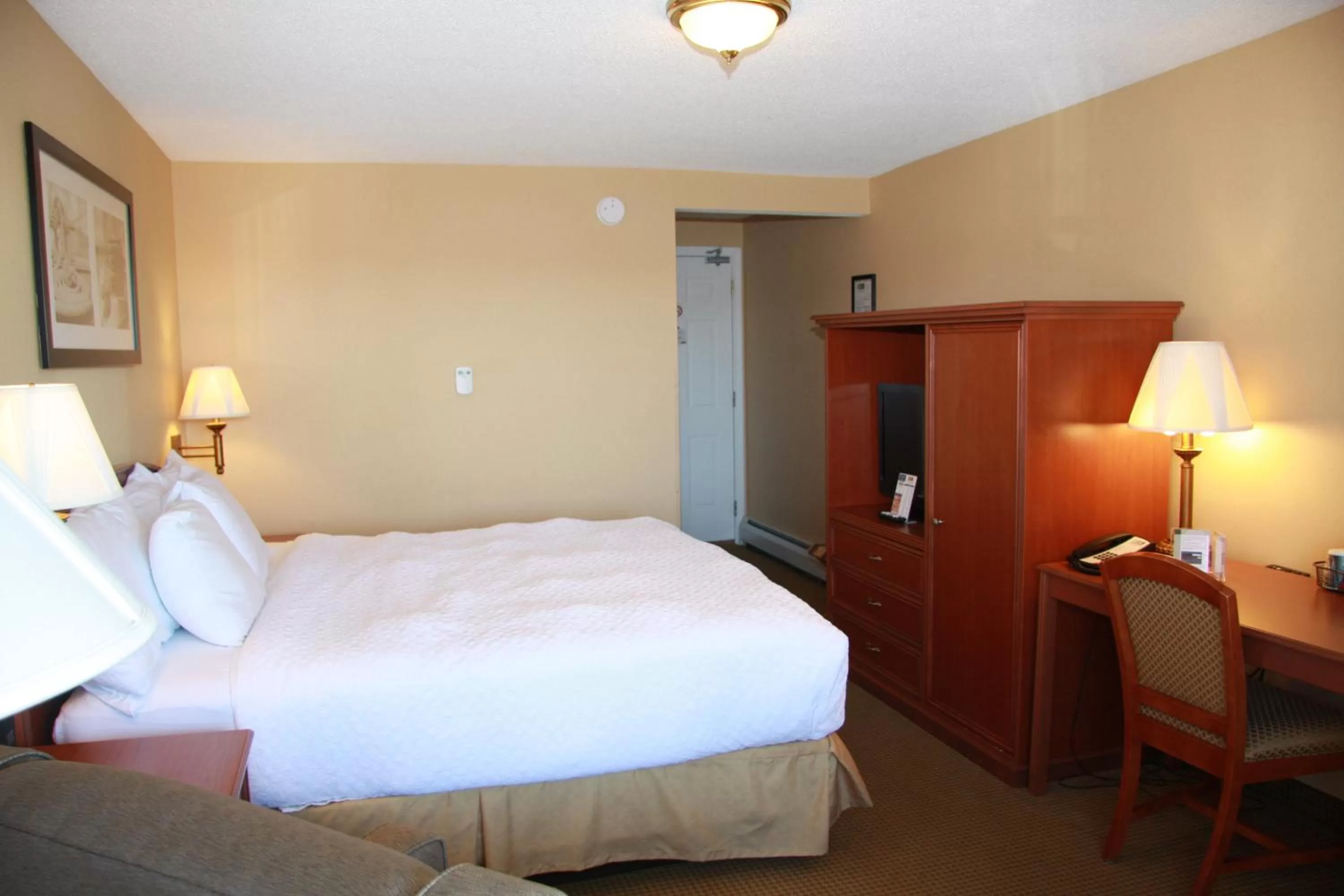 Bed in Budget Host Inn & Suites