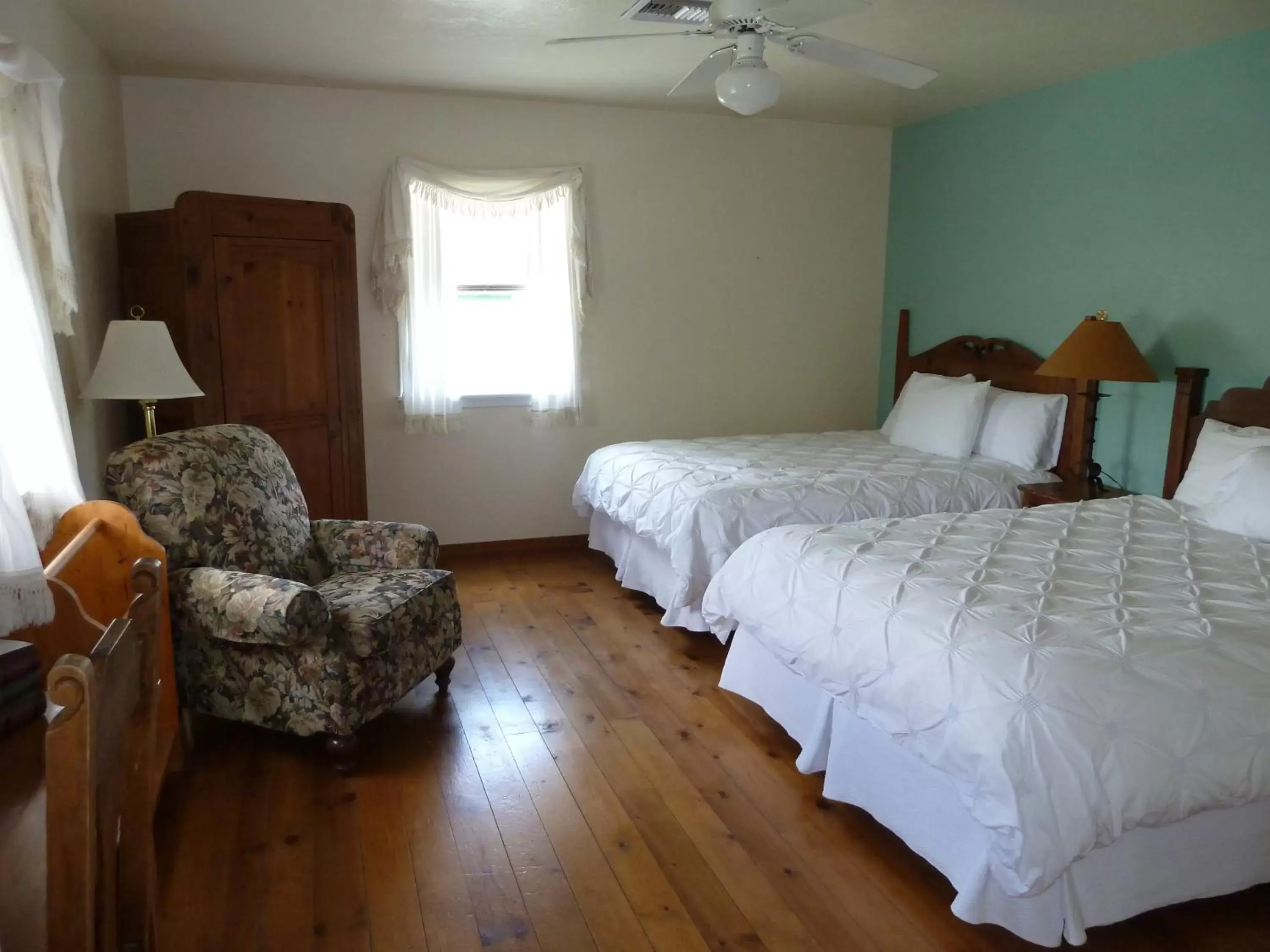 Queen Room with Two Queen Beds in Amado Territory B&B