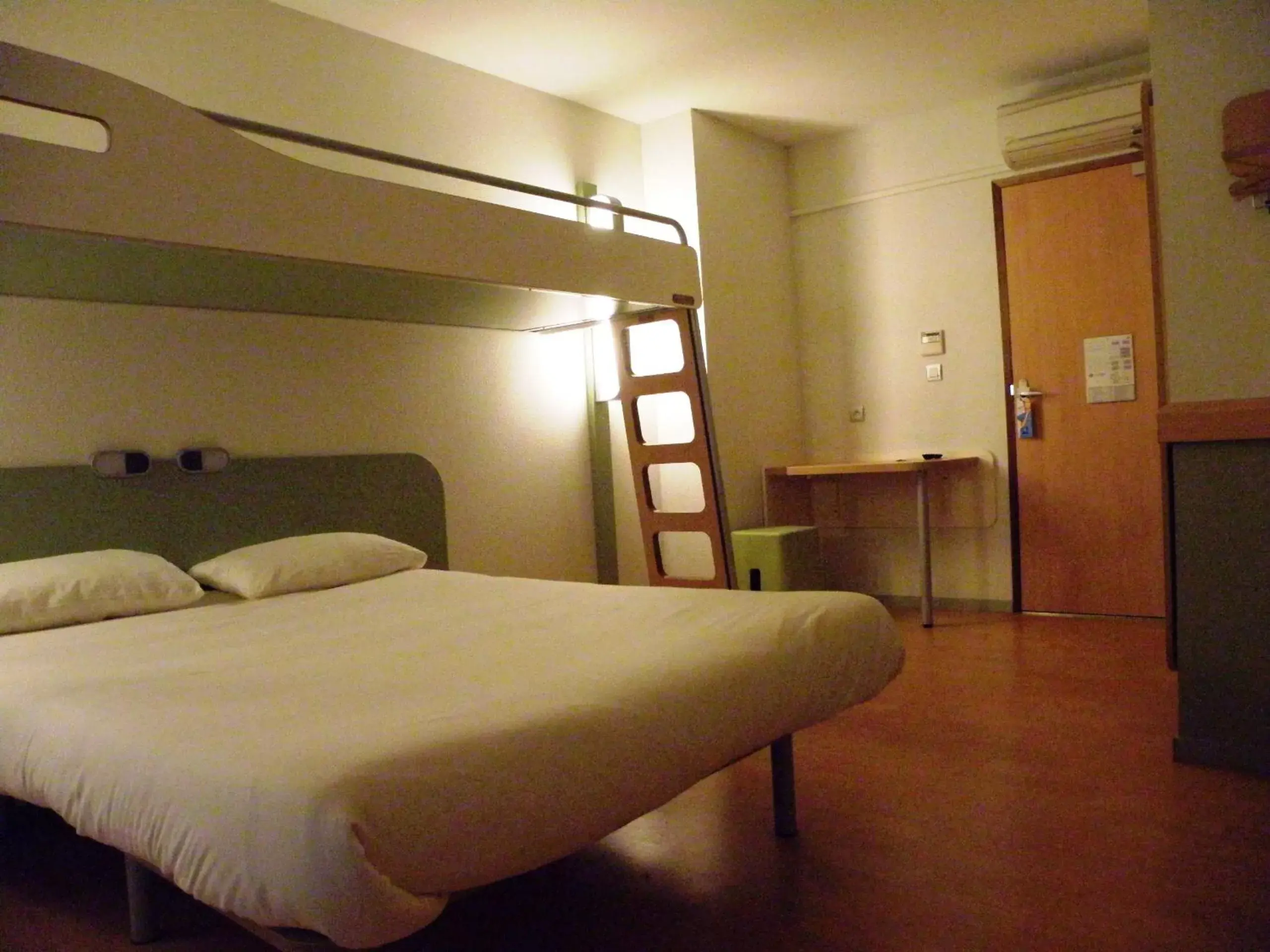 Bed, Bunk Bed in ibis budget Montauban Les Chaumes