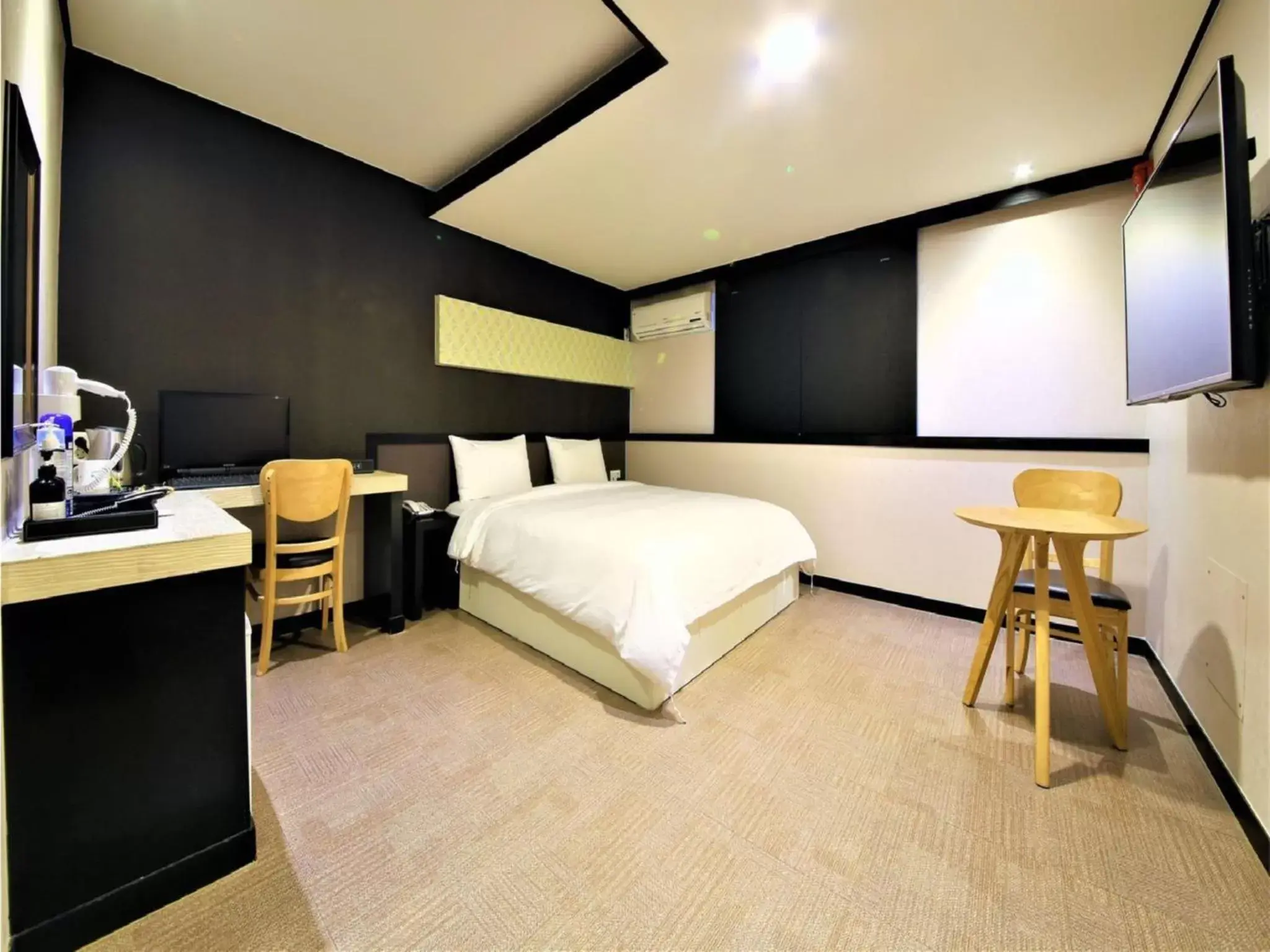 Bedroom in Elysee Hotel