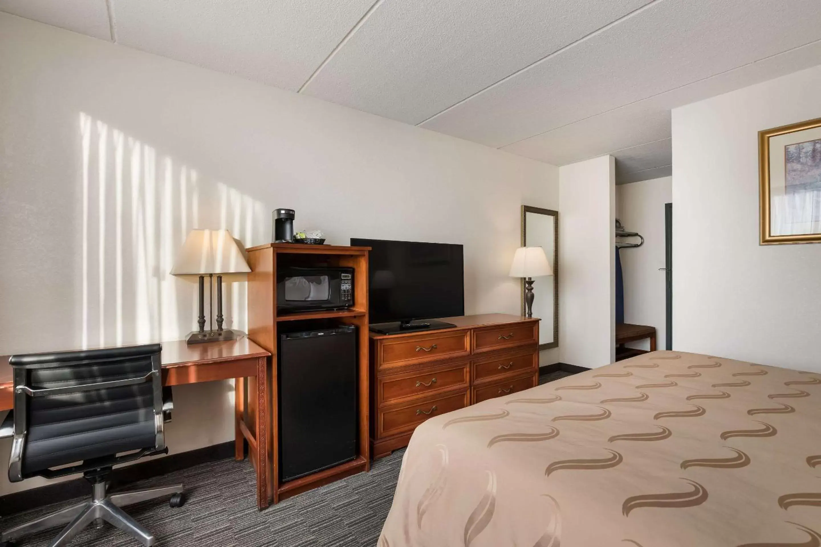 Bedroom, TV/Entertainment Center in Quality Inn Joliet