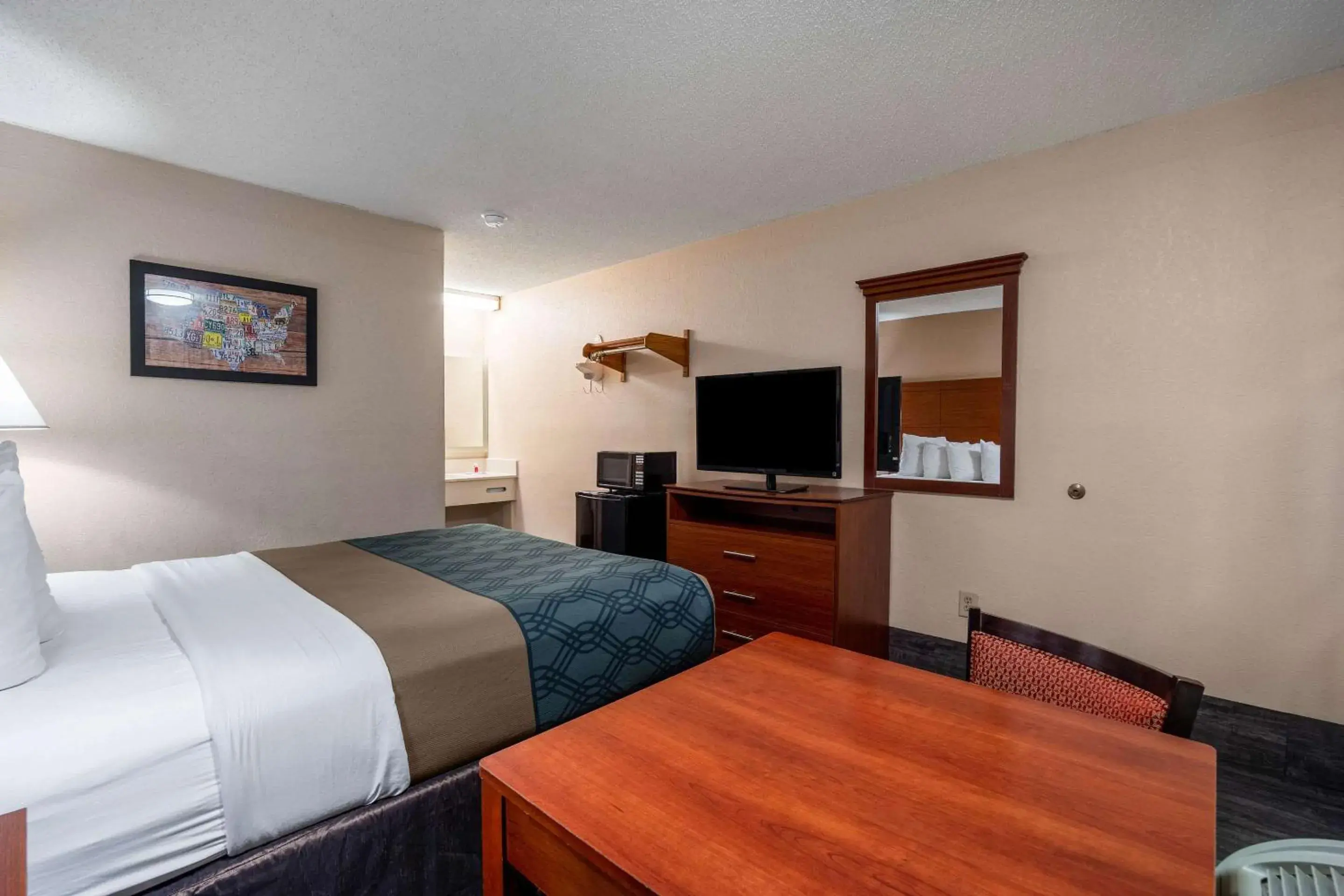 Photo of the whole room, TV/Entertainment Center in Econo Lodge Inn & Suites Cayce