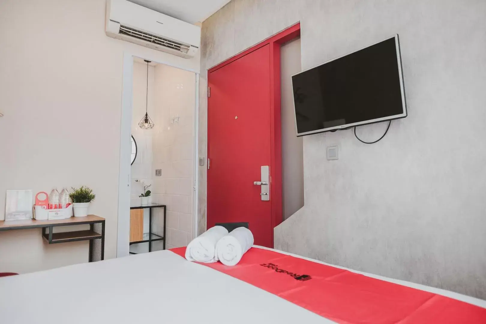 TV and multimedia, Bed in RedDoorz Plus @ Thamrin TV and multimedia, Bed in RedDoorz Plus @ Thamrin