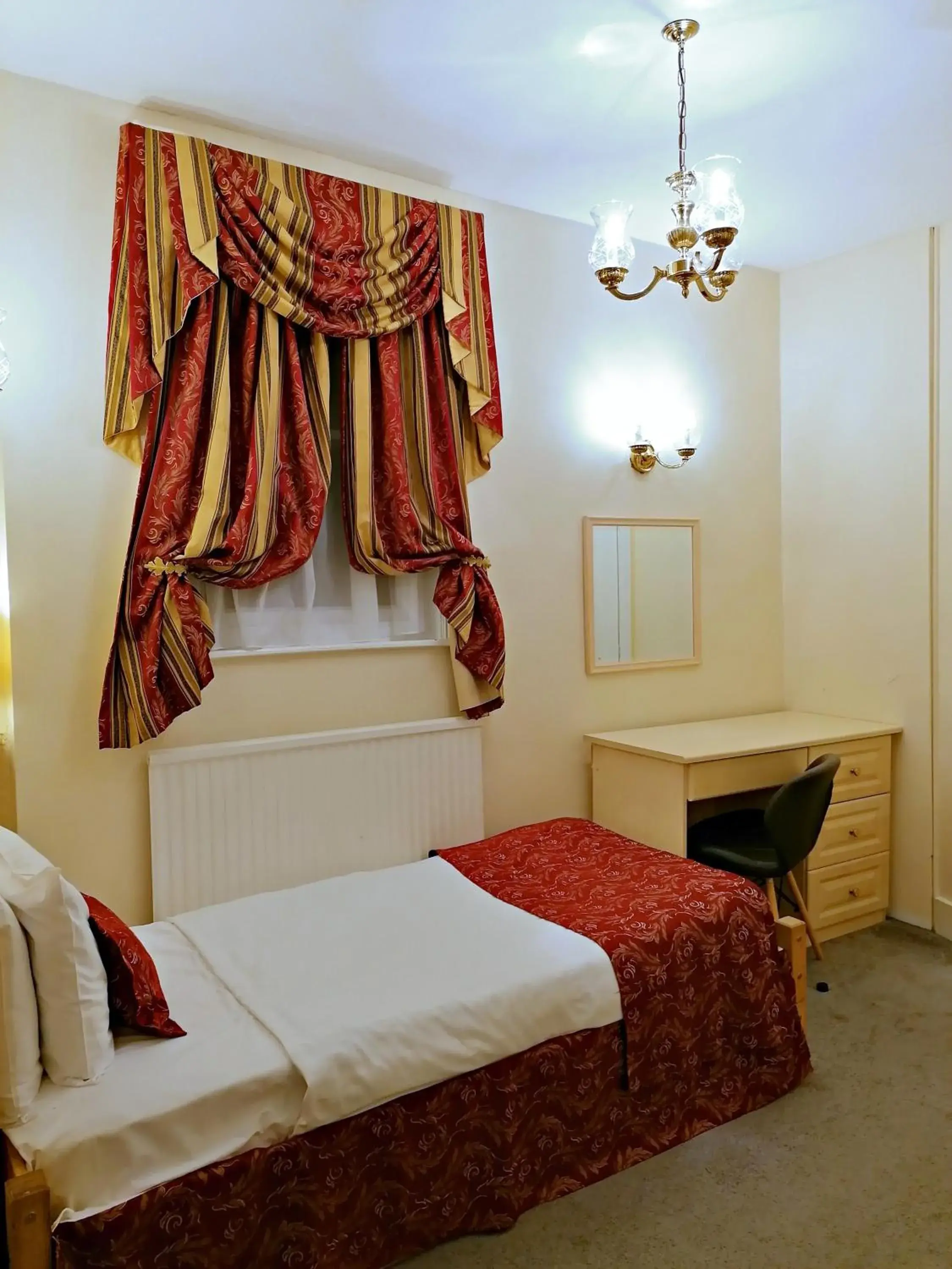 Bed in The Gordon House Hotel