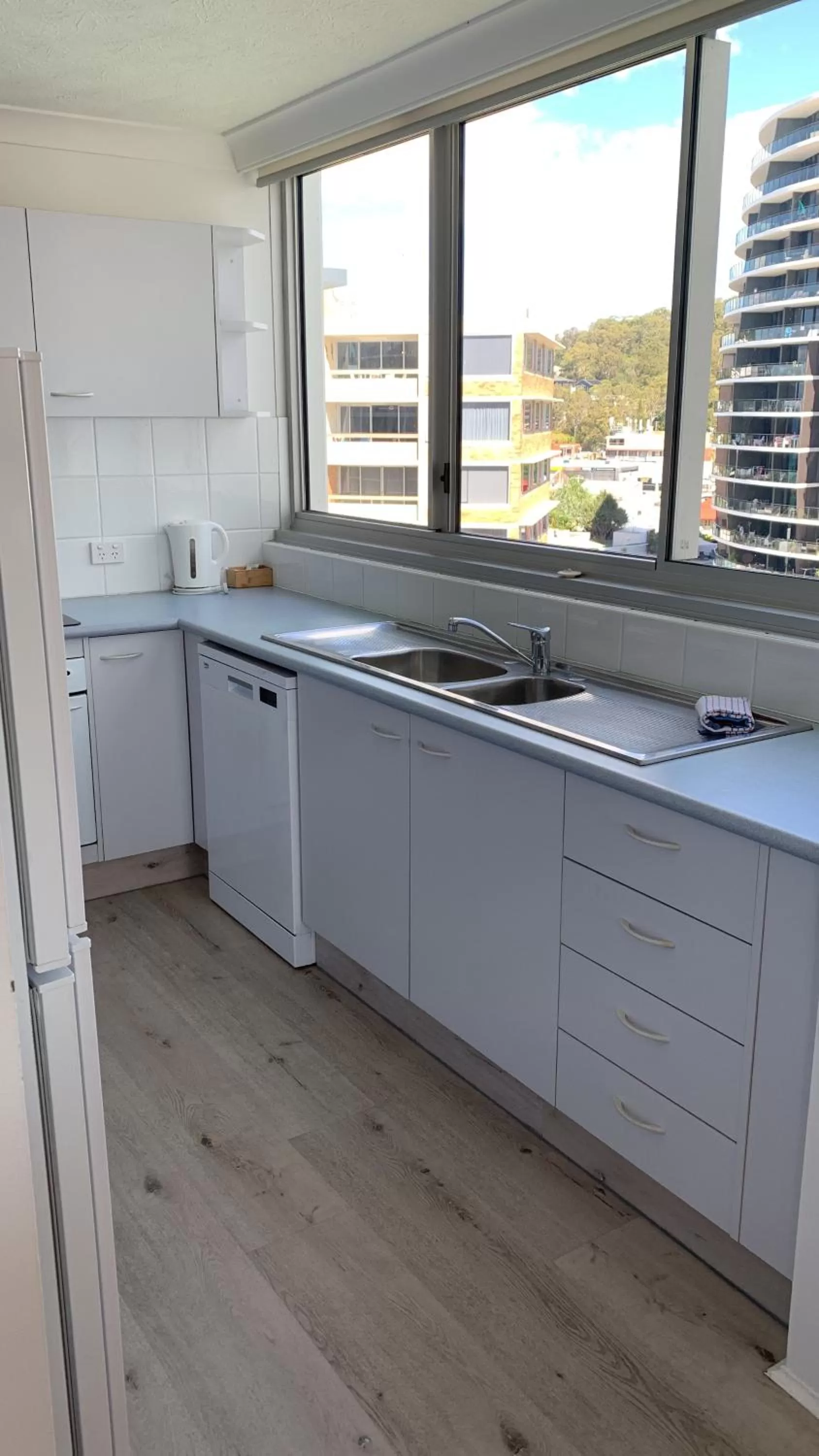 Kitchen or kitchenette in Pacific Regis Beachfront Holiday Apartments