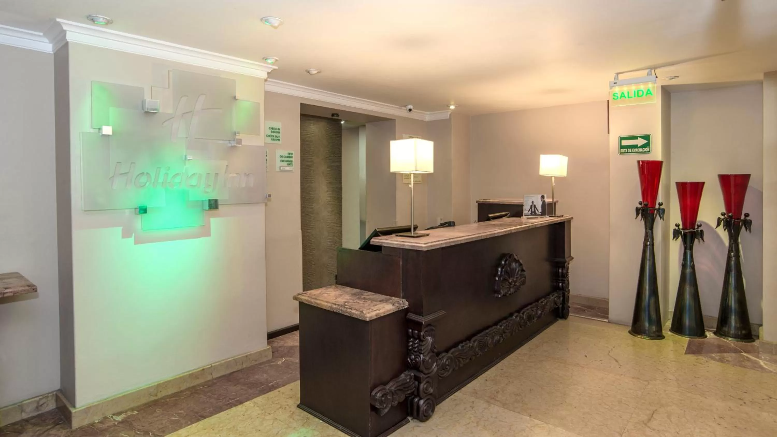 Lobby or reception in Holiday Inn & Suites Mexico Zona Reforma by IHG