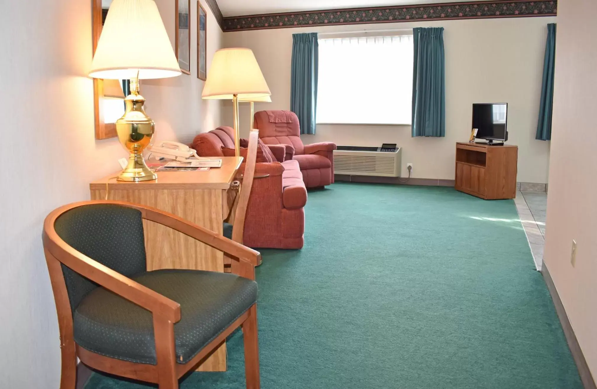 Seating Area in Americas Best Value Inn & Suites - Tahquamenon Country
