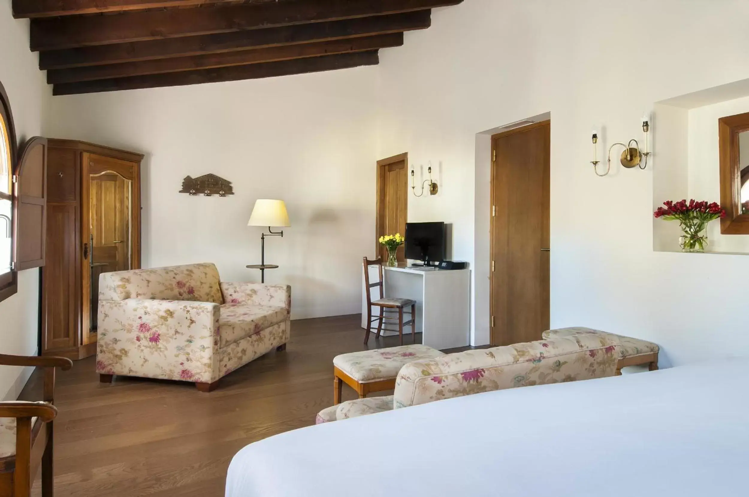 Bedroom, Seating Area in Hotel Amadeus Sevilla