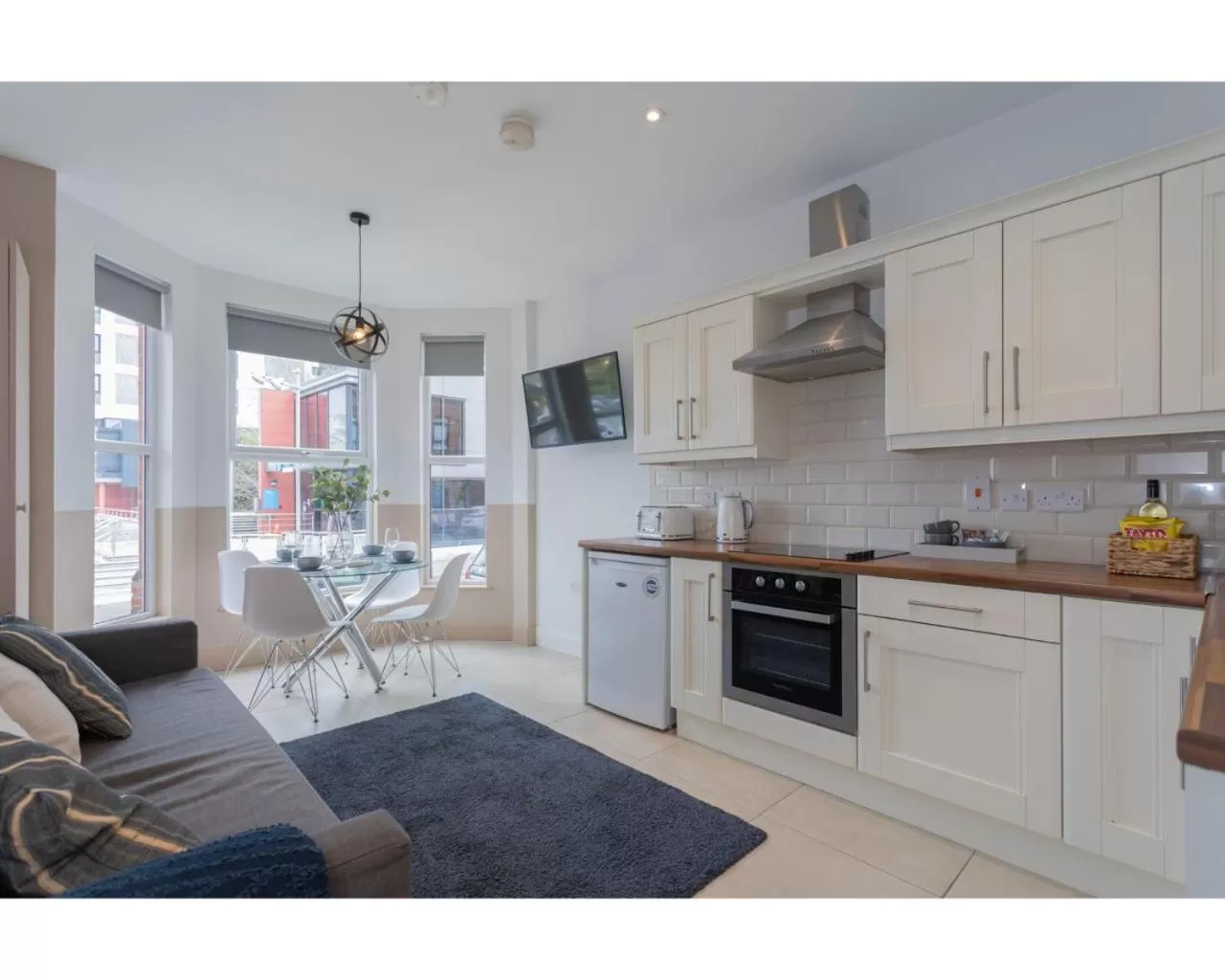 Kitchen or kitchenette, Kitchen/Kitchenette in Central Belfast Apartments Camden Street