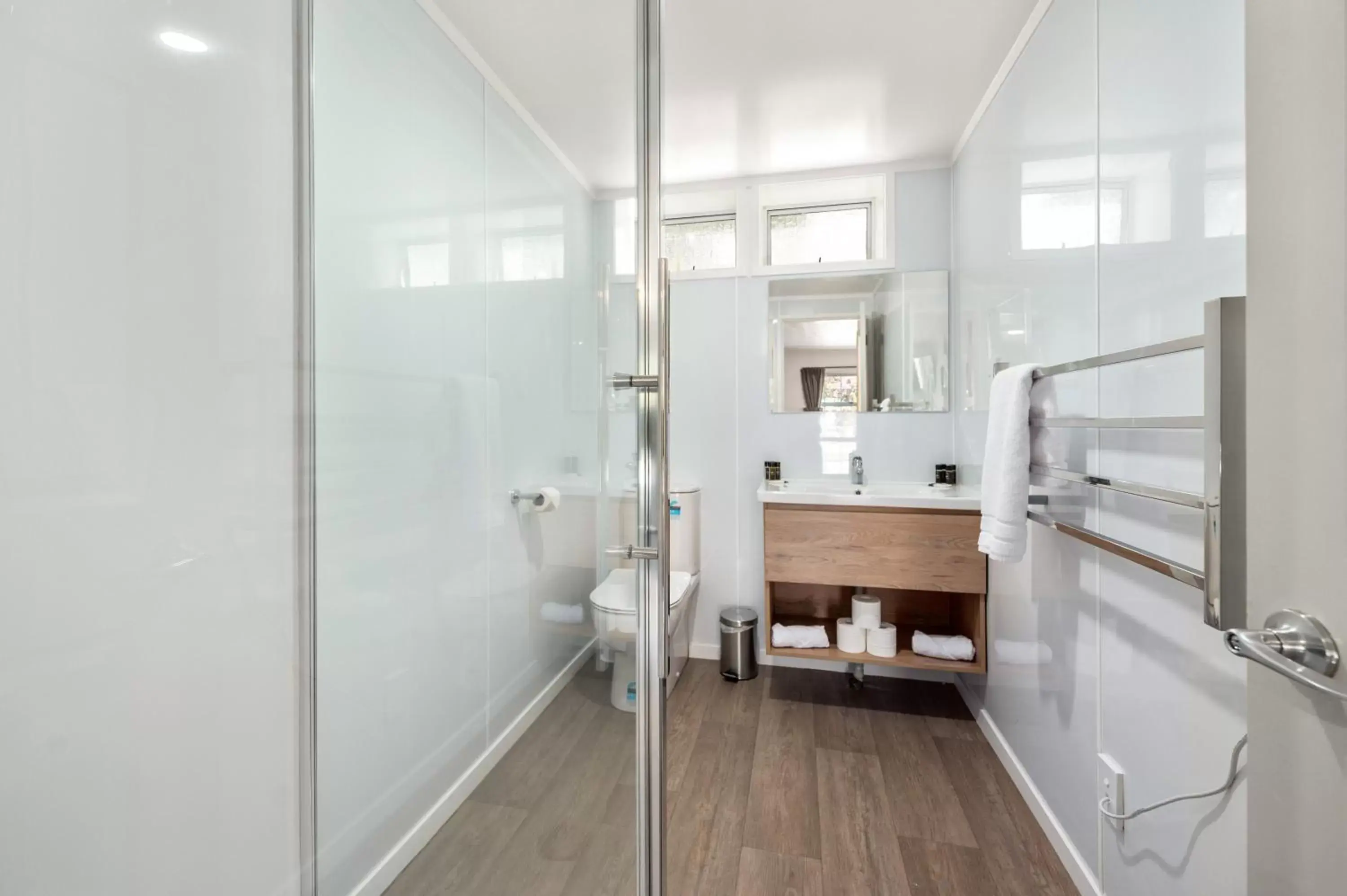 Shower, Bathroom in Ashleigh Court Motel