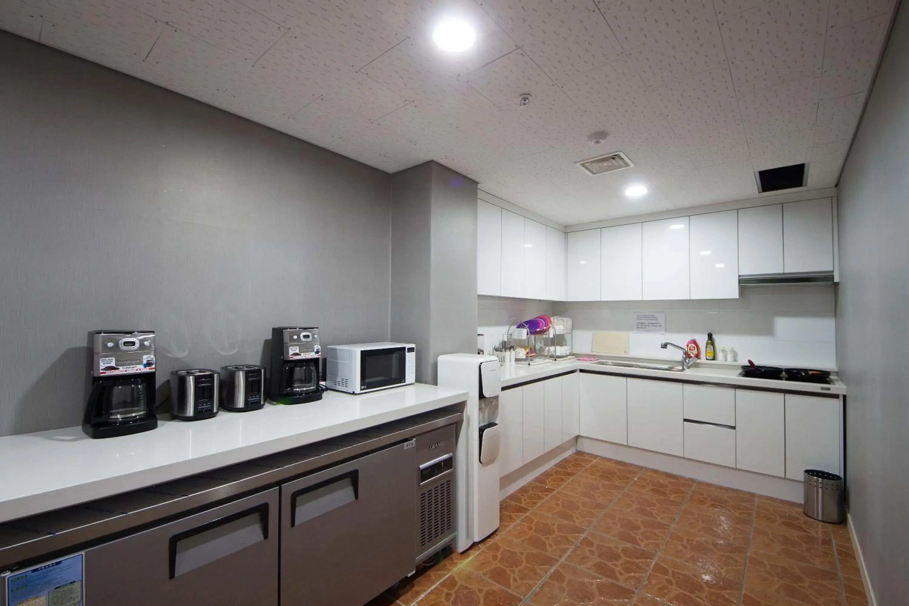 Communal kitchen, Kitchen/Kitchenette in K-Guesthouse Premium Gangnam 1